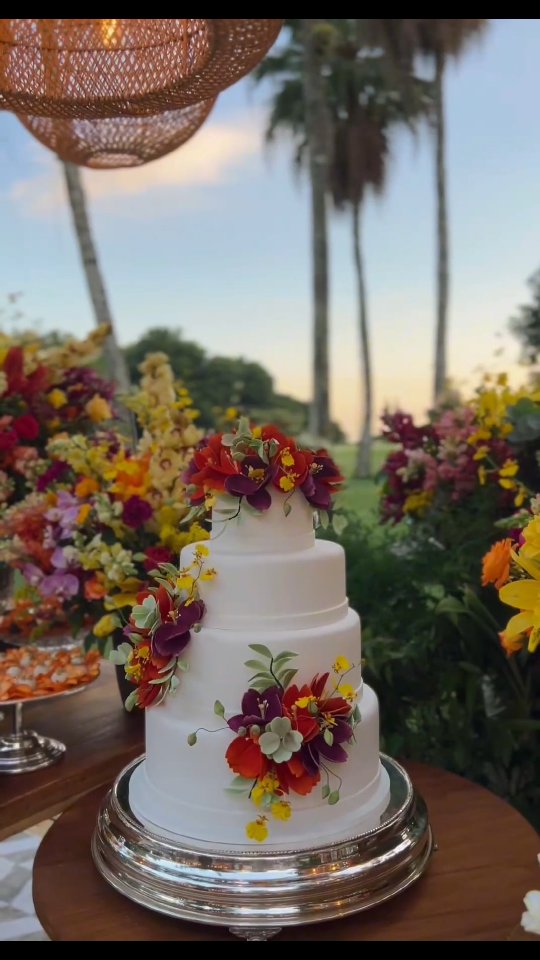 A beleza natural do espaço somada a uma paleta vibrante de flores coloridas criou o cenário ideal para uma celebração ao ar livre cheia de charme e personalidade.
A decoração foi pensada para valorizar o entorno, trazendo leveza, elegância e um toque contemporâneo ao ambiente. Um casamento que uniu bom gosto, natureza e sofisticação em perfeita harmonia.
#casorioperfeito #decorcasorioperfeito #noivas #noivas2025 #noivas2026 #noivasrj #casamento #casamentorj #wedding #weddinginspiration #decorcasamento #decoraçãodecasamento #decorandocomamor #noivascariocas #casamentorio #blogsdecasamento #flowers #muitasflores
#casamentonocristo
#cristoredentor
#casamentoaoarlivre
#recantodobarão
#destinationwedding
#decordossonhos #cerimonialrj #cerimonialistadecasamento