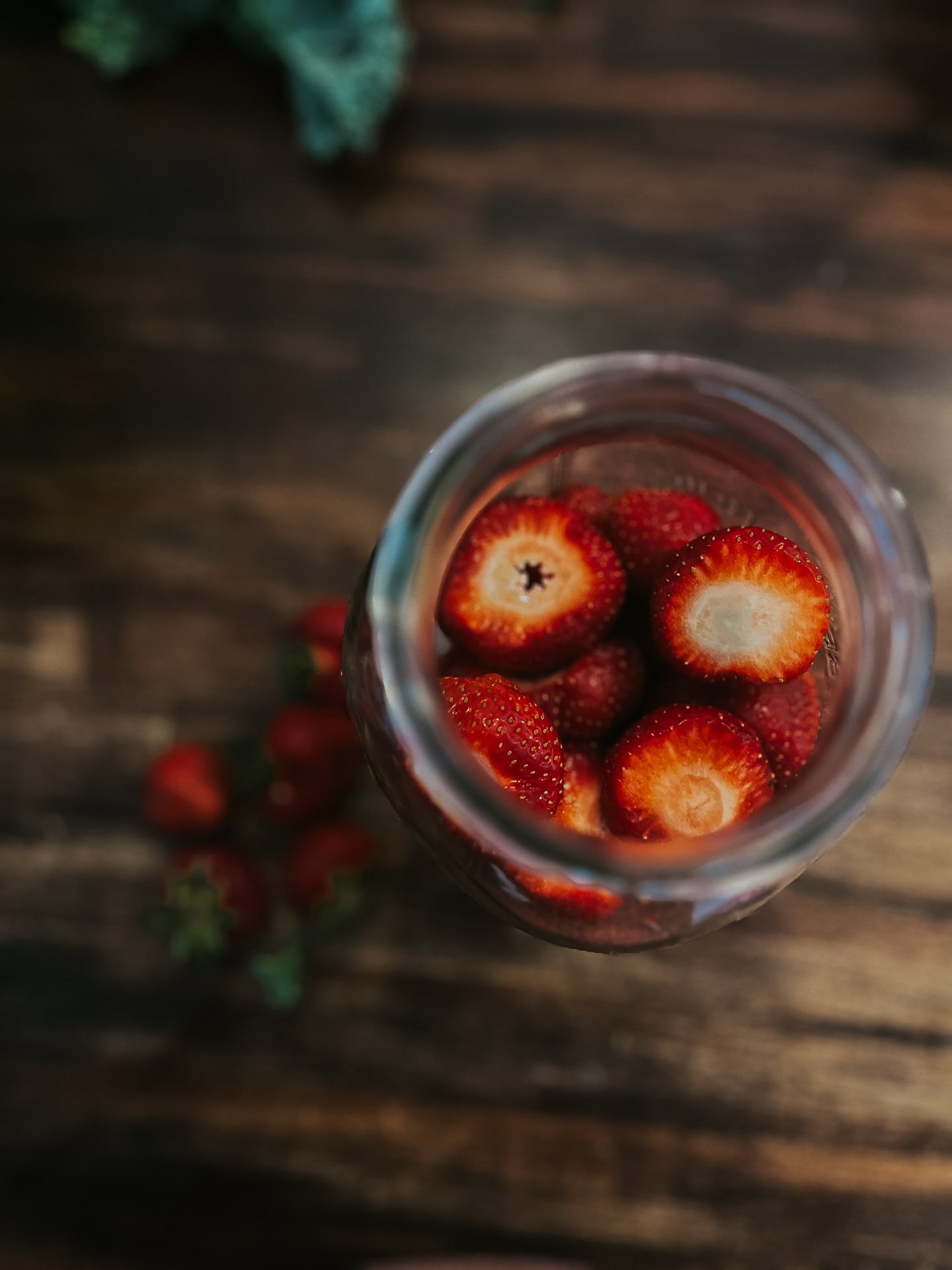 La saison des fraises est commencée!
Connaissez-vous cette méthode pour conserver les fraises plus longtemps?
1. Faire tremper les fraises dans l’eau froide avec un peu de vinaigre blanc. Cette étape permet de tuer les micro moisissures qui pourraient se retrouver sur les fraises et ainsi prolonger leur fraîcheur.
2. Rincer puis laisser sécher complètement à l’air sur un linge à vaisselle.
3. Conserver au froid dans un pot mason au fond duquel vous aurez placé un morceau de papier essuies-tout pour permettre l’absorption de l’humidité restante.
Habituellement il est recommandé de ne pas équeuter les fraises, mais ici, ça ne dure pas assez longtemps pour que ça fasse une réelle différence.
Bonne saison des fraises!
#lesfraichesduquebec #blogchrétien #motherhood #homemakingtip