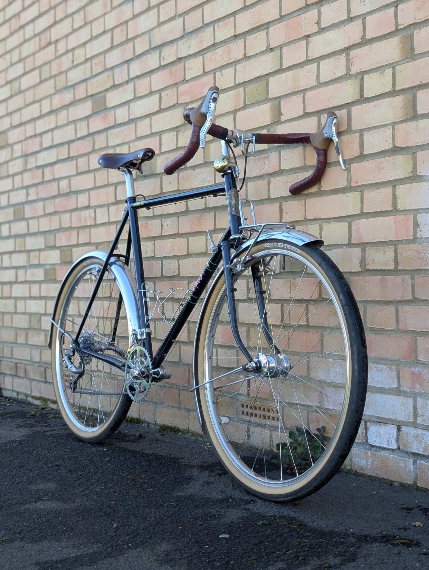 Gorgeous @crustbikes Lighting Bolt ⚡⚡
We didn't have the joy of building this beautiful machine , just a few adjustments and new shifter.
Kitted out with a bunch of lovely parts we sell online and in the shop.
@honjomudguards Mudguards
@nitto_handlebar_works Bars, Stem And Cages
@trpcycling Levers
@sonnabendynamo Light System
#custombikes #custombike #crustbikes #touringbike #rando