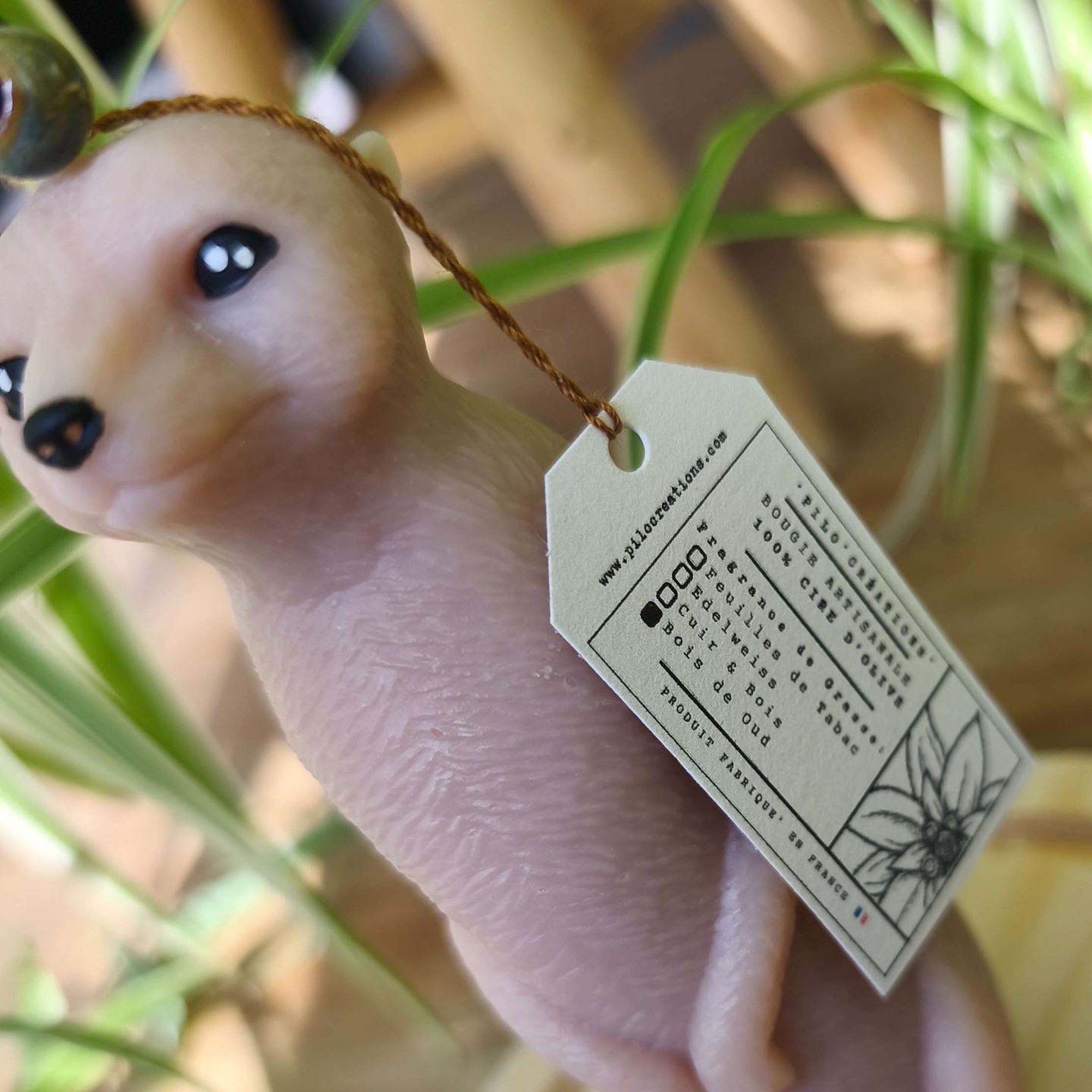 Il ne bouge pas. 🐿️
Il observe. 👁️🌿
Silencieux, curieux, protecteur.
Ce suricate sous cloche fait partie de la collection Totem pour hommes. Une lumière douce, stable, à offrir ou à s’offrir.
Plus d’infos sur : www.pilocreations.com 🐾
#DécoHomme #CadeauOriginal #BougieArtisanale #TotemProtecteur #CréateurFrançais #ObjetsDécoSinguliers #ConceptStoreSélection #ArtisanatModerne #PiloCréations #CireDOlive #BoutiqueTendance
