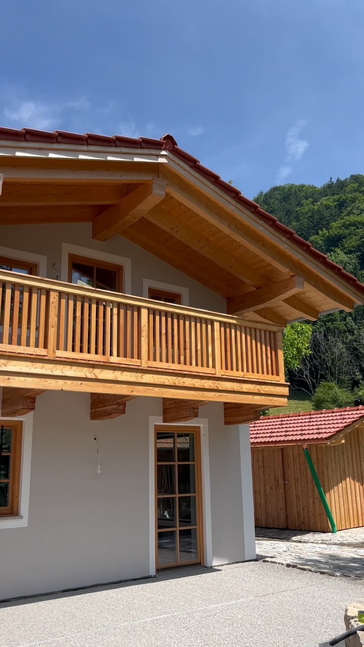 Ein kleiner Einblick für euch🏡
Bei diesem Einfamilienhaus waren wir von Anfang an mit dabei und durften viele Holzarbeiten übernehmen - vom Dachstuhl über den Balkon, den Carport bis hin zum Geräteschuppen.⚒️
Mehr Eindrücke folgen bald - bleibt gespannt!🙌🏽
#zimmererarbeiten #holzbau #handwerk #zimmereiniederthanner #inntal #rosenheim #balkone #dachstuhl #carport #zimmerer_auf_insta #zimmerertreffpunkt #zimmereiniederthanner #brannenburg #nussdorfaminn