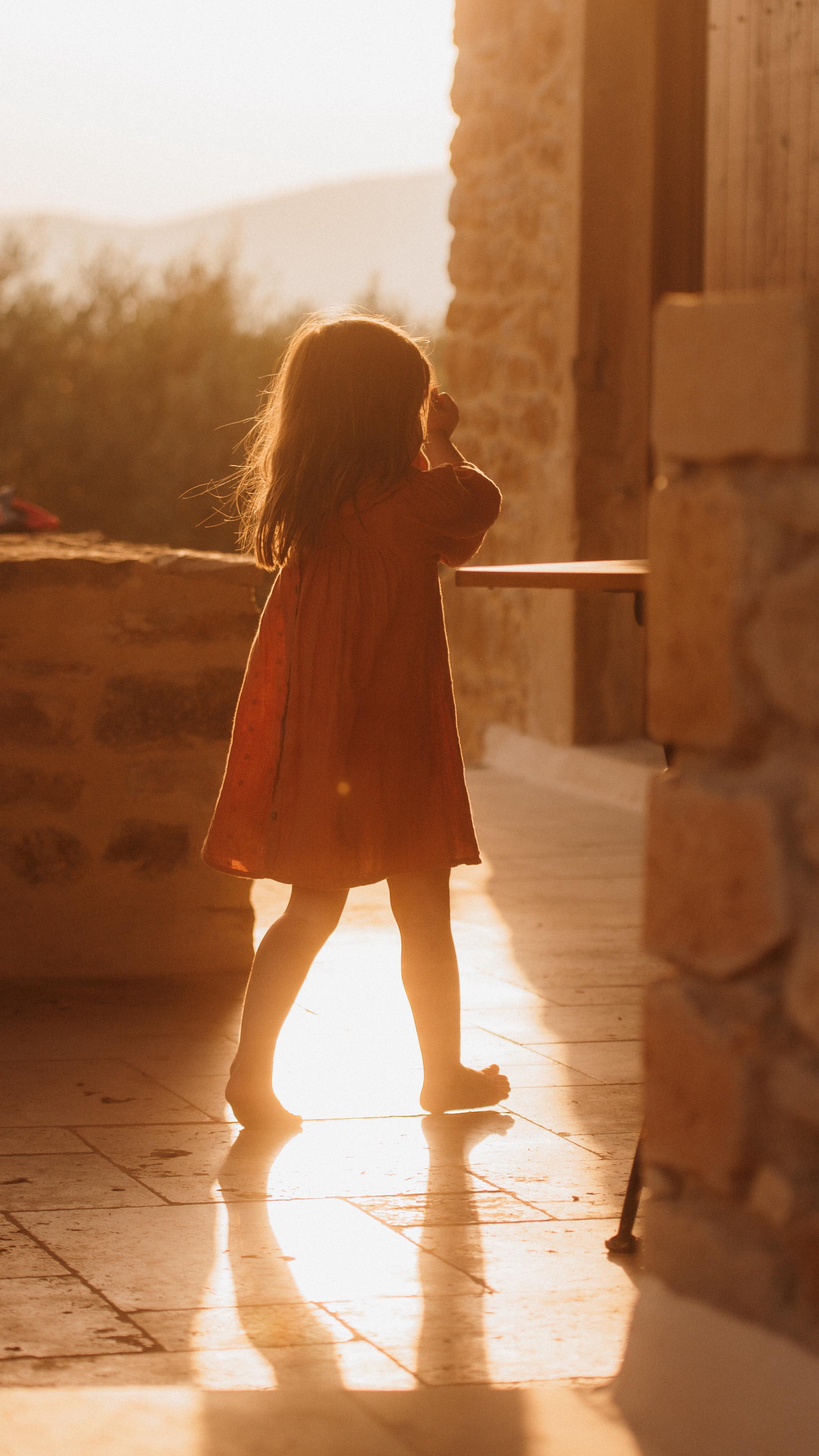 Weisst du, was meine schönsten Kindheitserinnerungen sind? 🌞
Die flirrende Hitze über dem Steinboden. Der Sprung ins kühle Nass. Der Duft von Lavendel auf dem Wochenmarkt. Ferien in der Ardèche – das war für mich pure Kindheitsmagie. ✨
Heute darf ich genau diese Magie mit meinen eigenen Kindern erleben.
Wir planschen in der Ardèche, gehen morgens Ponyreiten, spielen im Hängemattenwald und schlendern durch Barjac. So fühlt sich Sommer an – echt, einfach, frei. 💜
Besonders entspannt wird’s im eigenen Ferienhaus: Die Kinder schlafen selig – und wir Eltern? Geniessen ein Glas Weisswein auf der Terrasse, während die Sonne hinter den Hügeln versinkt. 🍷🌅
Ferien, die verbinden. Ferien, die bleiben. Das Ferienhaus Malpuech und Mazet sind kurzfristig wieder frei geworden vom 5. Juli bis am 12. Juli