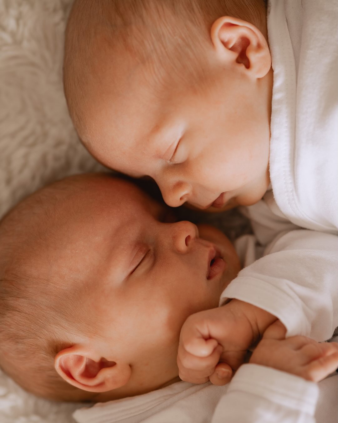 Un début de vie à deux, déjà soudés, déjà inséparables. Et mon cœur de maman qui fond devant elles 🥹🤍
📸 Si vous attendez un heureux événement, que ce soit votre premier, votre deuxième… ou vos jumeaux : je serai là pour raconter ça, tout en douceur. 🤍
#photographenaissance #photographebebemontauban
#photographetarnetgaronne
#photographemontauban #photographelifestyle #photographematernite #montauban #toulouse
#photographenaissance #photojumeaux
#photojumelles #photographebebe #souvenirsprécieux #photographefamille