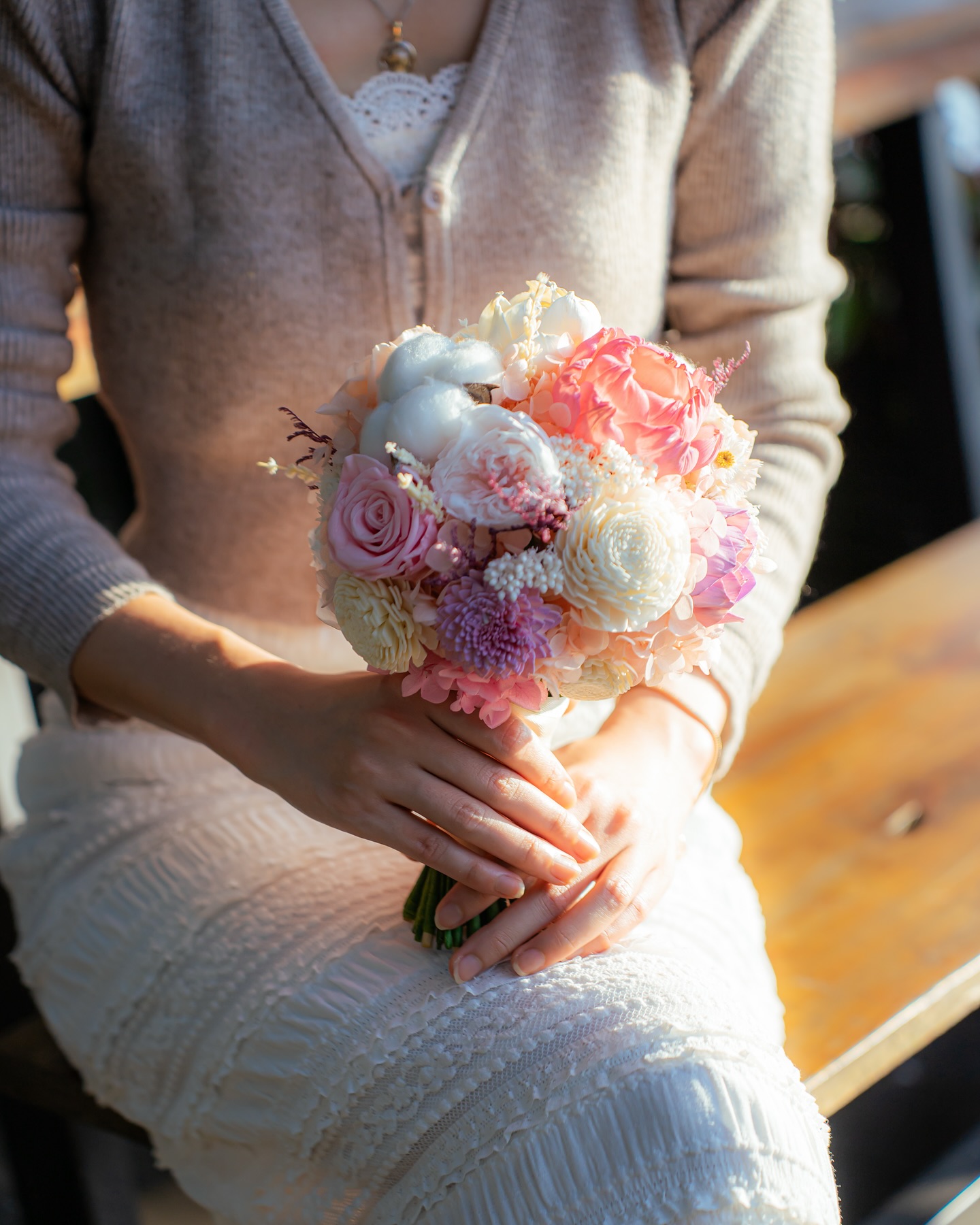 Everlasting blooms for an everlasting promise ✨
Crafted with intention, preserved with love 💖
this bespoke bridal bouquet tells a timeless love story, one petal at a time ✨
📸@erickojunaidi
#preservedflower #weddingbouquets #bridalbouquet #preservedweddingbouquet #luxury