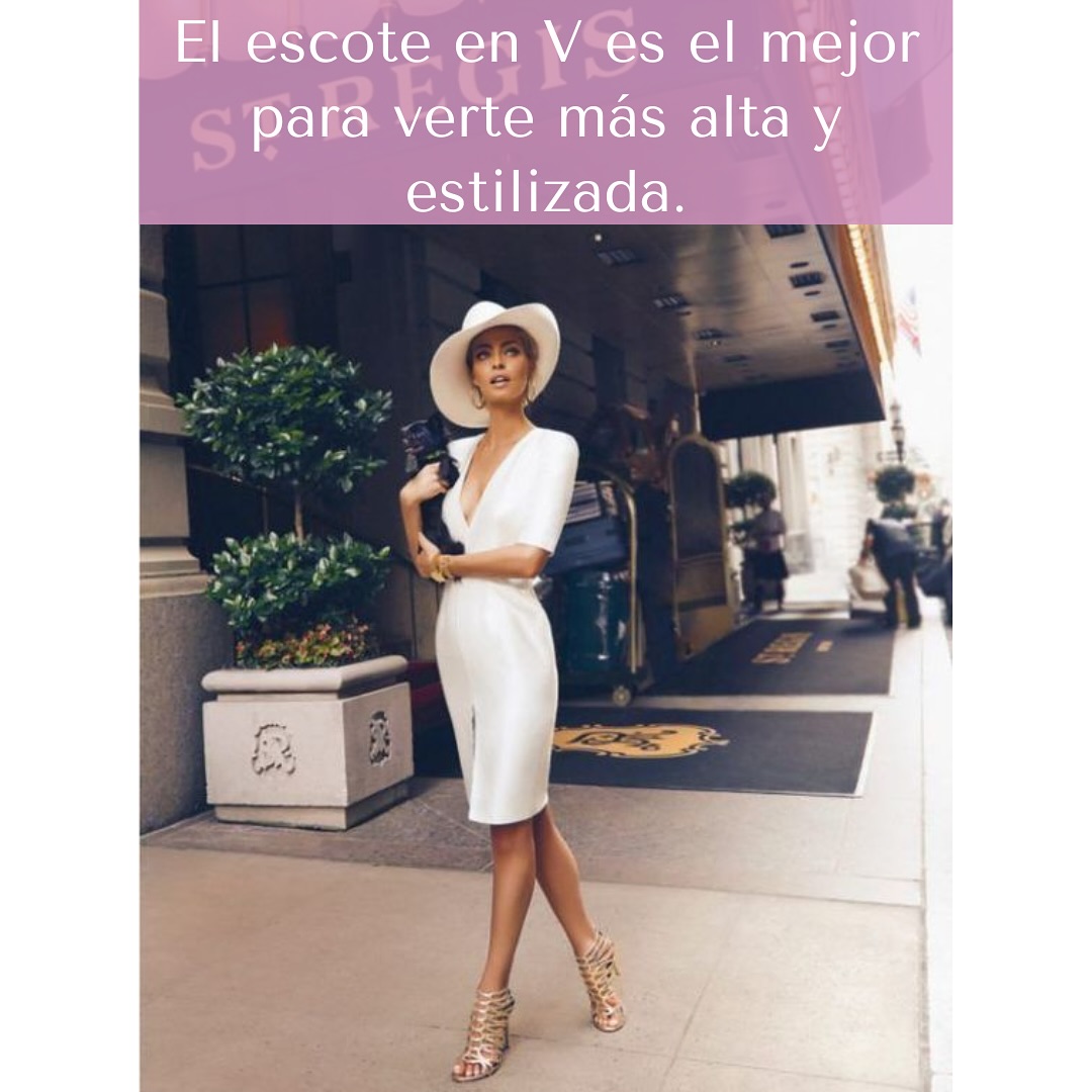 ¿Quieres unos centímetros extra visualmente y una figura más alargada? 🤫
El escote en V es tu mejor aliado. Su forma vertical alarga el cuello y el torso, creando una línea que te hace lucir increíble y estilizada al instante.🤩
🚨 OJO si tienes la cara muy delgada posiblemente la hará ver aún más alargada y angosta así que mejor evítalo o combínalo con gargantillas o collares chunky y grandes.
¡Cuál escote prefieres?
El V o el redondo?
¡Cuéntame en los comentarios cuál es tu favorito! 👇
#EscoteEnV #TrucosDeEstilo #VerseMasAlta #SiluetaEstilizada #ImagenPersonal #FashionTips #ModaMujer #Estilo #AlargarFigura #Estilismo #ConsejodeModa #AsesoriaDeImagen