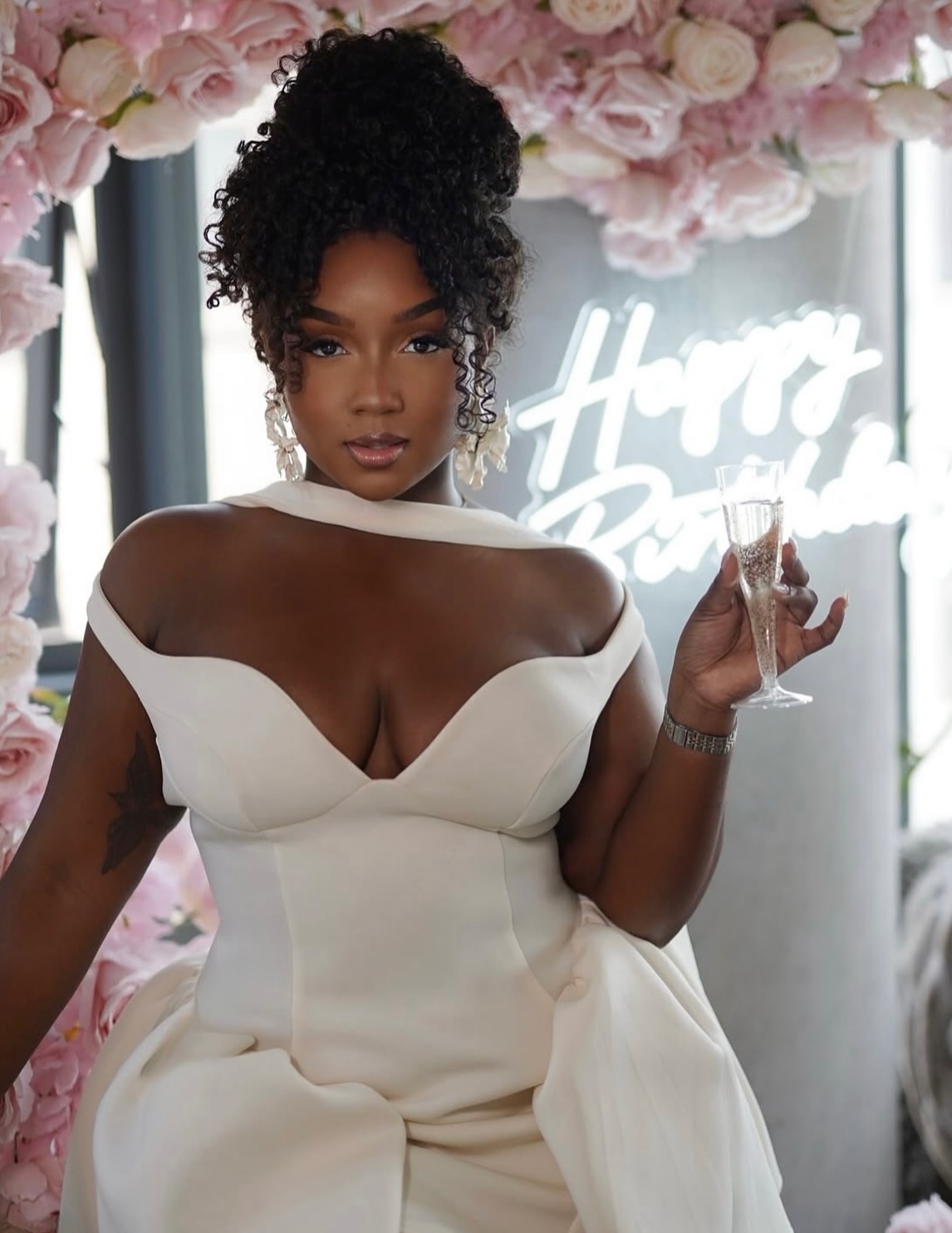 The girls from Chicago… All class 💕. Definitely serving looks!
Lovee this updo hairstyle with our French curly bundles.