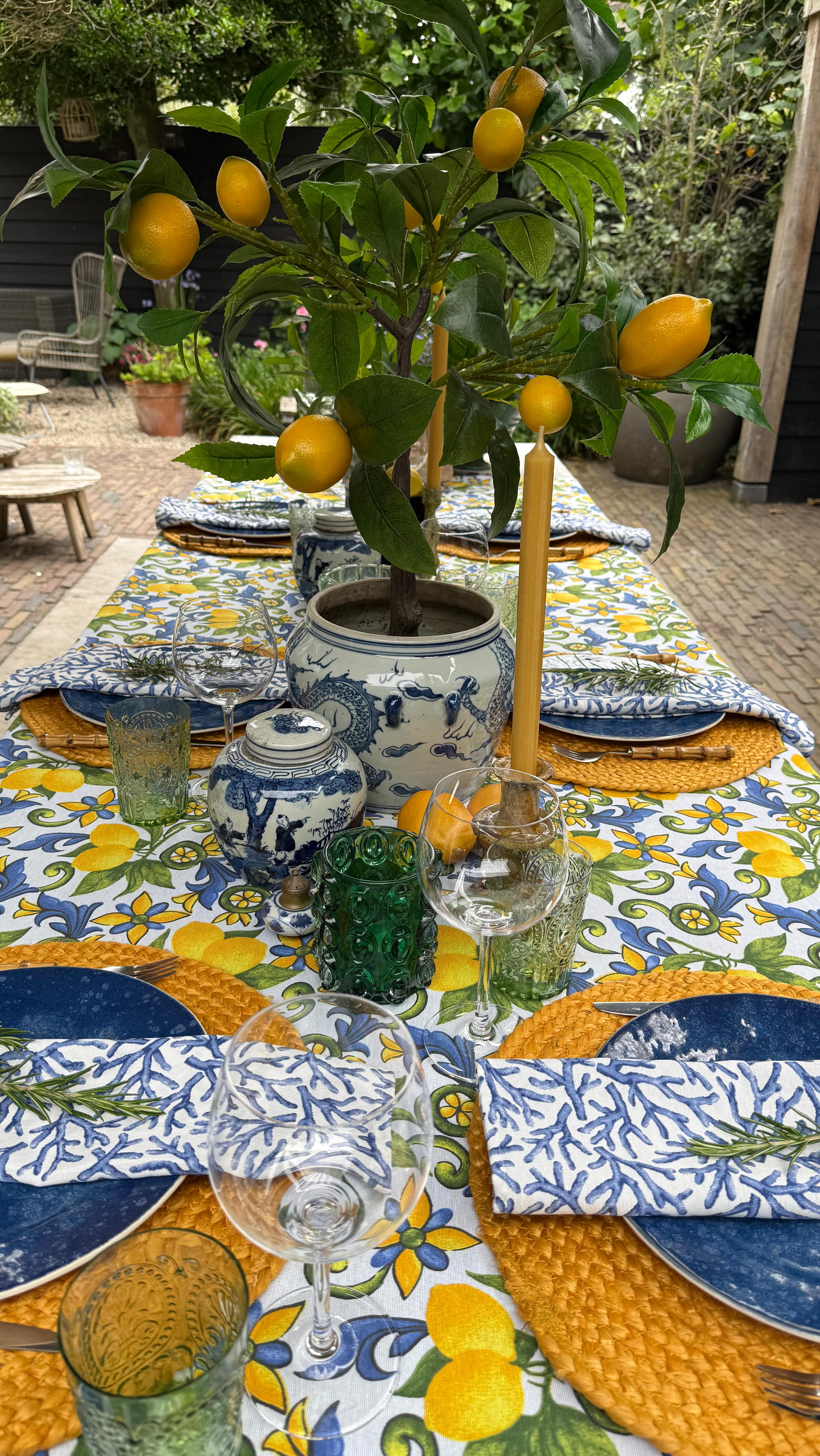 Dit kleurrijke tafelkleed brengt direct een zonnige, mediterrane sfeer naar je tafel. Het ontwerp is rijk gedecoreerd met levendige citroenen, blauw-geel bloemenmotief en sierlijke groene ranken – een knipoog naar de Italiaanse Amalfikust. Gemaakt van stevig katoen, perfect voor buiten én binnen. Combineer het met de jute placemats en servetten voor een complete zomertafel. #tablestyling #eventstyling #tafelstyling #mooigedektetafel #dinnerstyling #tafelkleed #kleuroptafel #citroenentafelkleed