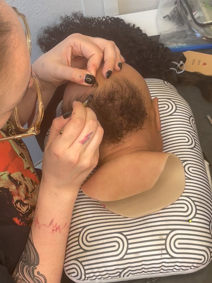 New season, new haircut for our baby.
Don’t worry, we asked the baby and he didn’t feel a thing…👶
Hairpunching by @tifannywr
#cinebaby #cinema #fakebaby #hairpunching #props #sfx