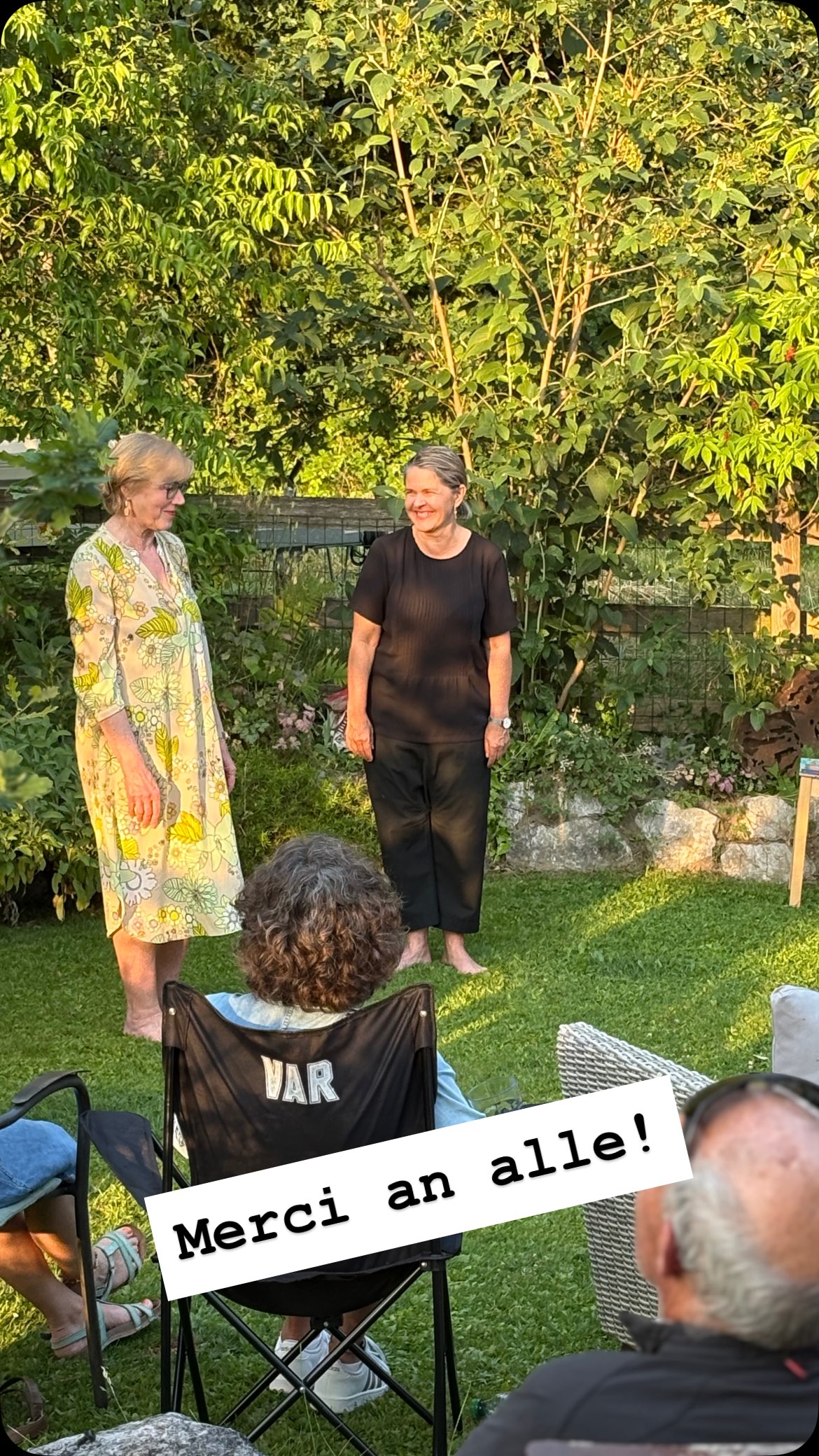 SCHÖN WAR ES! Danke @roswitharedet für deine berührende Geschichten und merci den wunderbaren Zuhörenden!
Es ist an diesem Abend ein grosser „Bazen“ für Blatten zusammengekommen. MERCISCHEEN!#dankbar #geschichten #geschichtenimgarten #barbaraluchs #geschichtenerzählen #roswitharedet