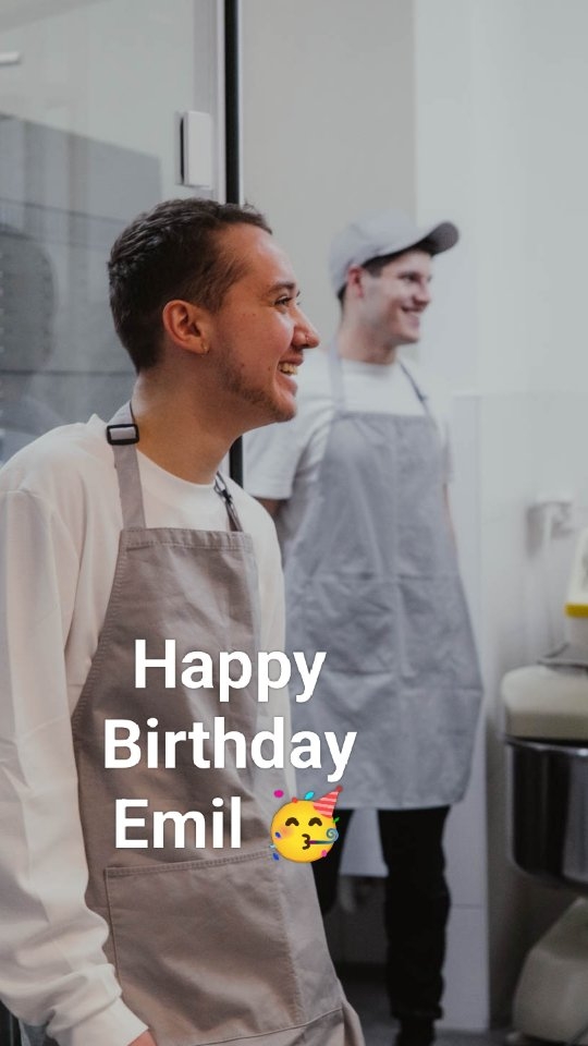 🎈 Happy Birthday Emil 🎂 Schön, dass du vor 8 Monaten zu uns gestoßen bist 🤗
#sauerteig
#sauerteigbrot
#sourdough
#berlinerbrot
#brotbacken
#brotbackenmachtglücklich
#berlinfood
#berlinfoodie
#berlinfoodguide