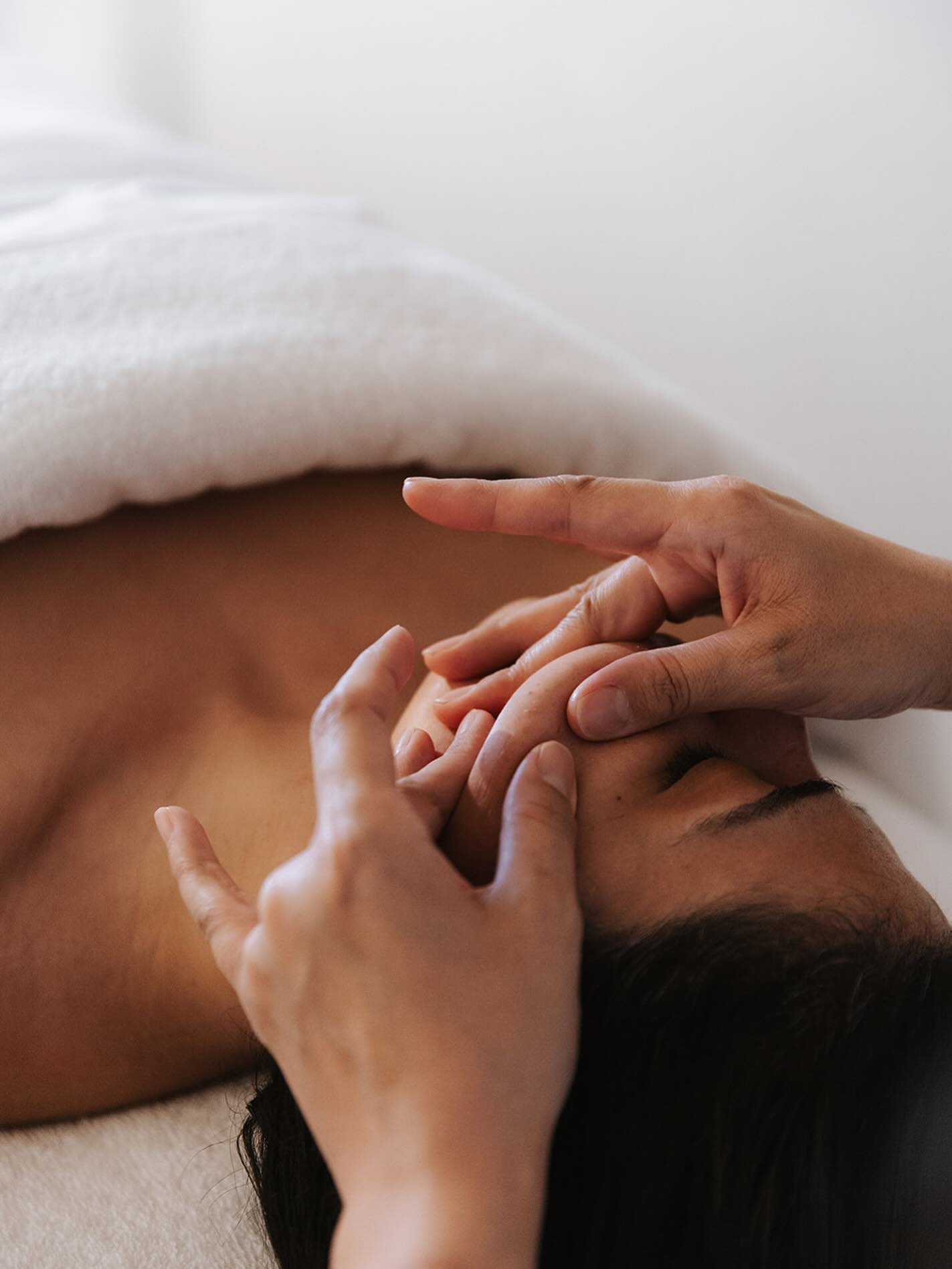 I’ve put together something really special for you this winter
Since my NeoLifting Face Sculpting has been so loved, l’ve tailored a seasonal version to nourish & support your skin through the colder months - introducing the
KOKOSH WINTER LYMPTHATIC FACIAL 🤎
This 75 minute treatment is designed to de-puff, sculpt, and hydrate- with a focus on gentle lympthatic drainage & beautifully calming ritual to restore both your skin and nervous system.
•Lymphatic drainage to reduce puffiness
•Sculpting facial massage for lift + tone
• Tailored facial treatment for dry, winter skin
• Algae mask to soothe, hydrate + glow
• Hot towel compress + head massage
#lympthaticfacial #winterglow #kokoshfacials #facesculpting #melbournebeauty #kokoshbeautyskinwellness