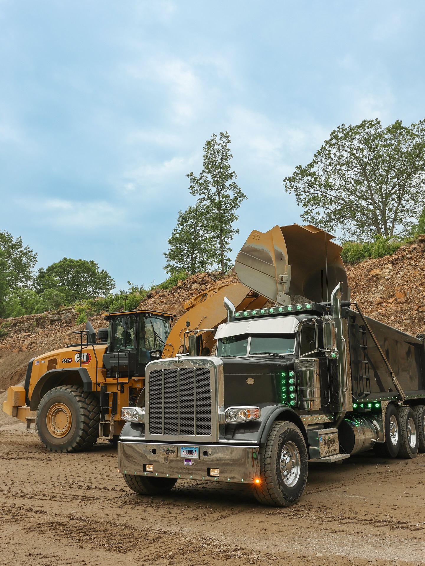 Our CAT 982XE loader is loading up Diamond J AKA, Uncle Vinny, with another fresh load of crushed stone. From quarry to job site. Efficient loading and reliable hauling, that is the DeFeo Materials way 💪
.
.
.
#HeavyEquipment #QuarryLife #DumpTruck #DumpTrailer #CAT982 #RockSolidService #StoneSupply #Earthmoving #Caterpilar #Peterbilt