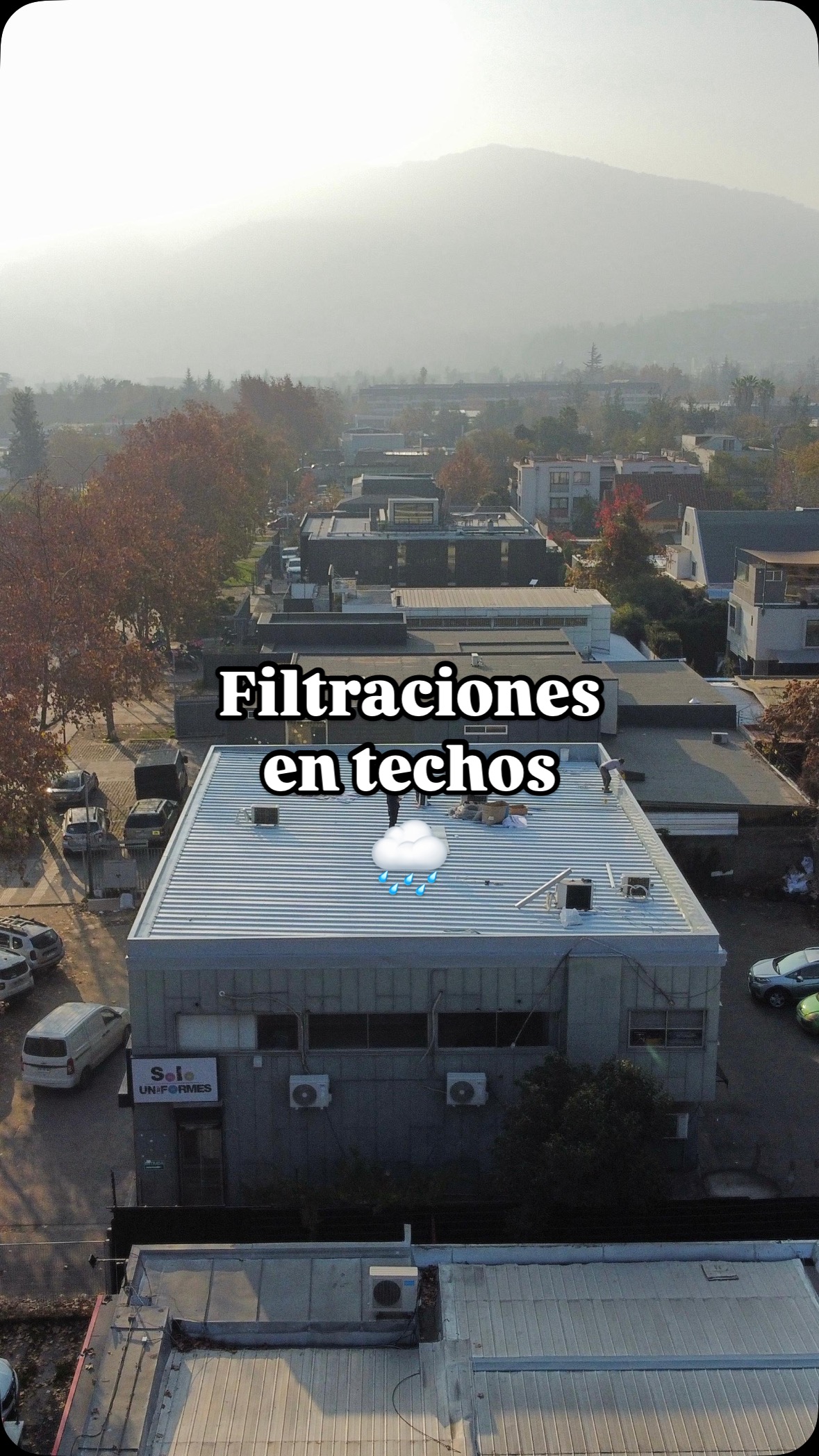 Las filtraciones en techos no avisan.
En este local de Vitacura, el agua ya había afectado el interior: nunca se hizo mantención y la pendiente era incorrecta.
Levantamos la estructura, rediseñamos la pendiente y en dos semanas instalamos una techumbre completamente nueva.
También mejoramos el sistema de canaletas y protegimos las salidas de los equipos de climatización, que muchas veces son focos invisibles de filtración.
Si estás a tiempo, revisa:
— Grietas, tejas sueltas o acumulación de hojas
— Pendiente y canaletas con buen retorno
— Juntas selladas y equipos exteriores bien protegidos
Una techumbre bien hecha se nota… sobre todo cuando llueve.
#construccion #lluvia #filtracion #techos #invierno