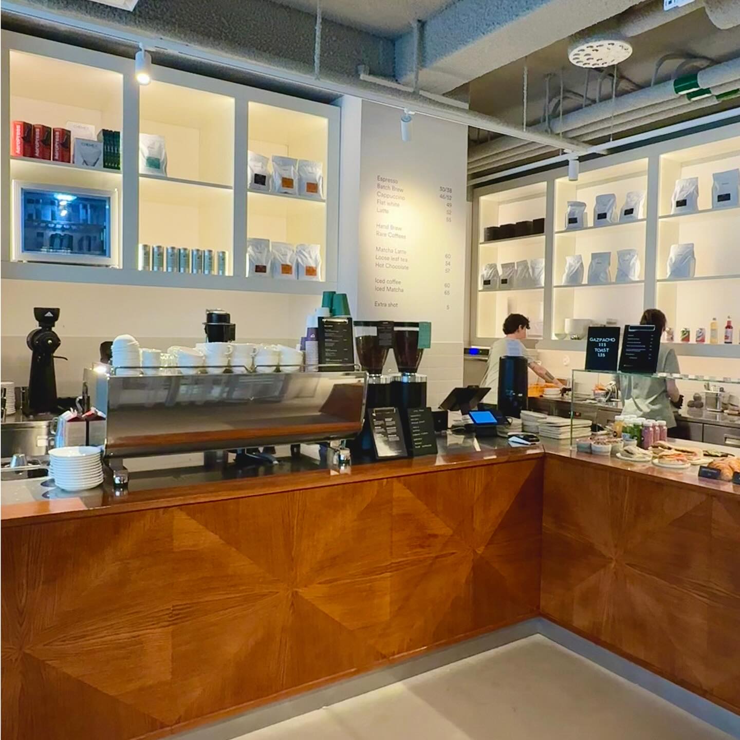 ✨Reveal✨
Ni fick en titt bakom kulisserna under maskininstallationen – och nu får ni se det färdiga resultatet!
@cafepascal vackra café & rosteri slog upp dörrarna strax efter påsk och har redan blivit en lokal favorit.
Vi är stolta över att ha levererat maskiner och teknisk utrustning som fungerar lika bra som de ser ut – och som passar perfekt in i Pascal’s fina miljö.
Tack för att vi fick vara en del av detta projekt.
Maskiner från:
@mahlkonig
@3temp
@victoriaarduinoofficial