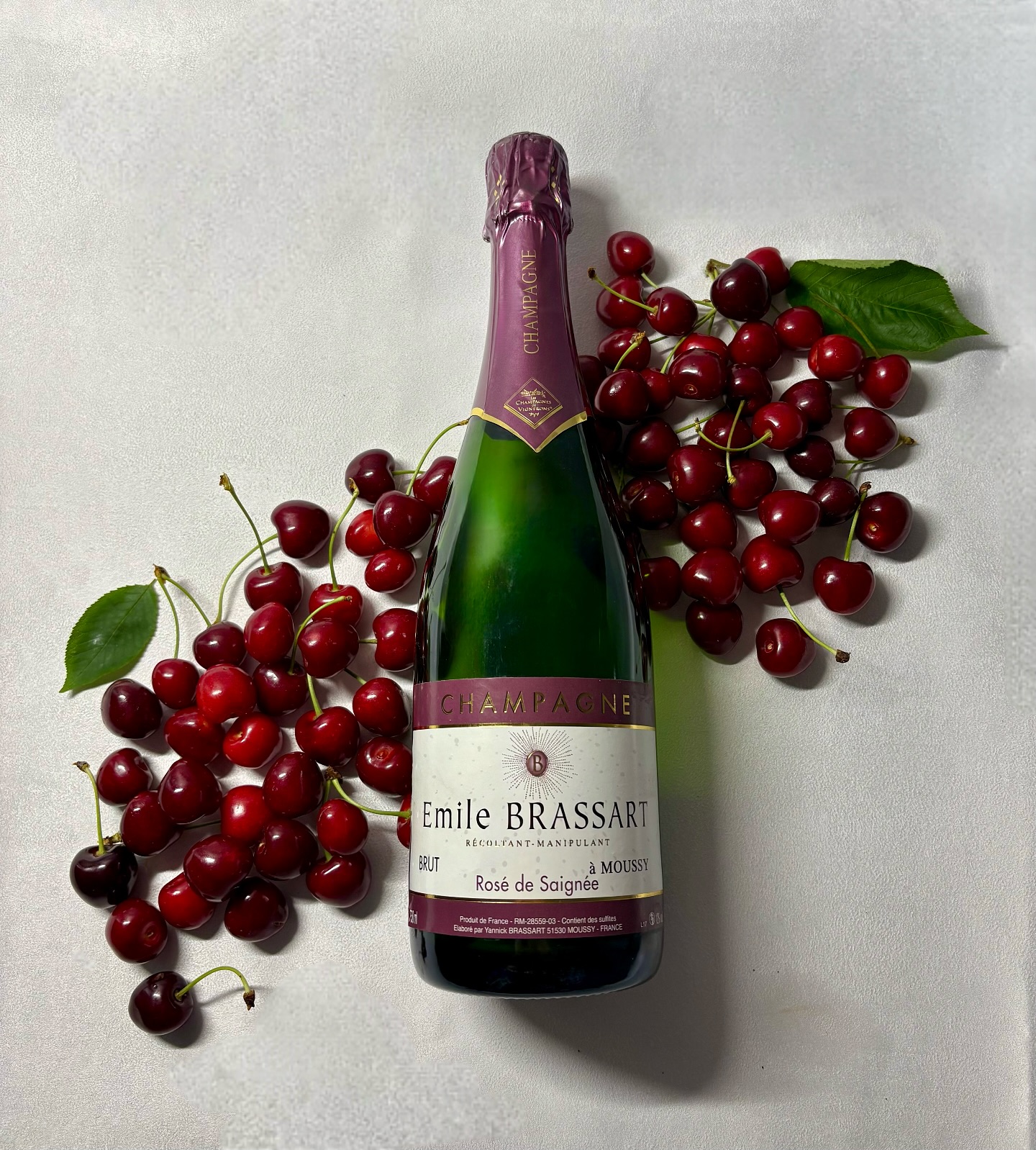 Découvrez ou redécouvrez notre Rosé de Saignée aux arômes de fruits rouges, et plus particulièrement cette année des arômes de cerises, cerises noires. Un accord surprenant et délicieux révélant les plus beaux arômes de nos beaux cépages noirs, le Pinot Noir et le Meunier 🍇
Commandez vite votre champagne sur notre site internet : www.champagnebrassart.com
#champagne #champagnebrassart #champagnerosé #rosédesaignée #pinotnoir #meunier