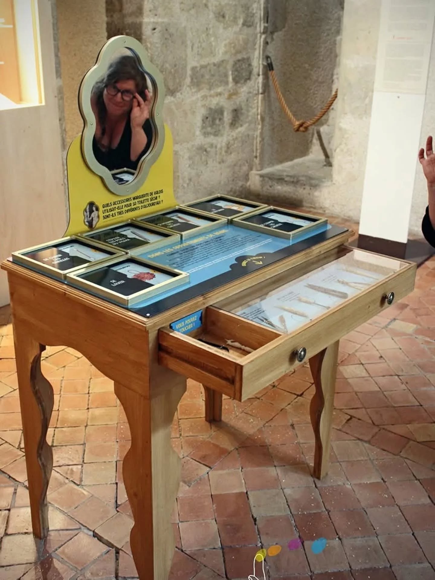 👑 🔍 𝐏𝐚𝐫𝐜𝐨𝐮𝐫𝐬 𝐢𝐧𝐭𝐞𝐫𝐚𝐜𝐭𝐢𝐟 𝐞𝐭 𝐬𝐞𝐧𝐬𝐨𝐫𝐢𝐞𝐥 - 𝐔𝐧𝐞 𝐞𝐱𝐩𝐞́𝐫𝐢𝐞𝐧𝐜𝐞 𝐫𝐨𝐲𝐚𝐥𝐞𝐦𝐞𝐧𝐭 𝐑𝐞𝐧𝐚𝐢𝐬𝐬𝐚𝐧𝐜𝐞 𝐚𝐮 Château-musée Henri IV - Ville de Nérac !
𝐂𝐡𝐚̂𝐭𝐞𝐚𝐮, 𝐅𝐚𝐦𝐢𝐥𝐥𝐞, 𝐁𝐚𝐢𝐧 𝐞𝐭 𝐅𝐞𝐬𝐭𝐢𝐧…
Venez tester la vie quotidienne du château de Nérac au temps d’Henri IV. Dans chaque salle, une expérience vous attend !
.
✨ 𝐀̀ 𝐪𝐮𝐨𝐢 𝐫𝐞𝐬𝐬𝐞𝐦𝐛𝐥𝐚𝐢𝐭 𝐥𝐞 𝐜𝐡𝐚̂𝐭𝐞𝐚𝐮 𝐚̀ 𝐬𝐚 𝐜𝐨𝐧𝐬𝐭𝐫𝐮𝐜𝐭𝐢𝐨𝐧 ?
Manipulez la maquette pour remonter toutes les ailes et les tours.
.
👑 𝐐𝐮𝐢 𝐯𝐢𝐯𝐚𝐢𝐭 𝐢𝐜𝐢 ?
Un "Qui est-ce ?" royal vous dévoile les visages familiers (et historiques) du château. La moitié des personnages ont réellement vécu entre ses murs !
.
🌸 𝐂̧𝐚 𝐬𝐞𝐧𝐭 𝐪𝐮𝐨𝐢, 𝐥𝐚 𝐑𝐞𝐧𝐚𝐢𝐬𝐬𝐚𝐧𝐜𝐞 ?
Les orgues à odeurs (déjà en place) vous réservent une expérience olfactive étonnante.
.
💃 𝐂𝐨𝐦𝐦𝐞𝐧𝐭 𝐬’𝐡𝐚𝐛𝐢𝐥𝐥𝐚𝐢𝐭-𝐨𝐧 𝐚̀ 𝐥𝐚 𝐜𝐨𝐮𝐫 ?
Essayez de somptueux costumes dans un décor immersif spécialement imaginé pour l’alcôve “garde-robe”.
Costumes originaux, beaux et pratiques signés Karen Hobbs
.
✍️ 𝐂𝐨𝐦𝐦𝐞𝐧𝐭 𝐞́𝐜𝐫𝐢𝐯𝐚𝐢𝐭-𝐨𝐧 ?
Initiez-vous à la calligraphie avec un module dédié, pour écrire comme à la Renaissance.
.
🛁 𝐂𝐨𝐦𝐦𝐞𝐧𝐭 𝐬𝐞 𝐥𝐚𝐯𝐞𝐫 𝐬𝐚𝐧𝐬 𝐝𝐚𝐧𝐠𝐞𝐫 ?
Direction les appartements de bains : coiffeuse avec fac-similés et objets à manipuler vous y attendent.
.
🍗 𝐄𝐭 𝐩𝐨𝐮𝐫 𝐟𝐢𝐧𝐢𝐫…. 𝐀̀ 𝐭𝐚𝐚𝐚𝐚𝐚𝐛𝐥𝐞 !
Une dînette gourmande vous invite à préparer quelques plats fantasques de l’époque. Légumes et accessoires sont l’œuvre de Florence Atelier Couture !
.
🎨 𝐔𝐧 𝐩𝐫𝐨𝐣𝐞𝐭 𝐣𝐨𝐲𝐞𝐮𝐬𝐞𝐦𝐞𝐧𝐭 𝐜𝐨𝐥𝐥𝐞𝐜𝐭𝐢𝐟 :
Ce parcours a été préparé avec volonté et précision en amont par l’équipe du château —Fatima Péchaud El Ardi, JenniferJacob et Justine — et rendu possible grâce au talent des services techniques (maquette, tiroirs, mobilier robuste…).
.
🖌️ 𝐈𝐥𝐥𝐮𝐬𝐭𝐫𝐚𝐭𝐢𝐨𝐧𝐬, 𝐬𝐢𝐠𝐧𝐚𝐥𝐞́𝐭𝐢𝐪𝐮𝐞, "𝐐𝐮𝐢 𝐞𝐬𝐭-𝐜𝐞 ?", 𝐜𝐚𝐥𝐥𝐢𝐠𝐫𝐚𝐩𝐡𝐢𝐞, 𝐦𝐚𝐧𝐢𝐩𝐮𝐥𝐚𝐭𝐢𝐨𝐧𝐬 ont été imaginés et fabriqués par La Fabrique Toi-Même : @emilieblabla_graphiste très ingénieuse, et @christelleloubriat, joyeuse médiatrice culturelle.