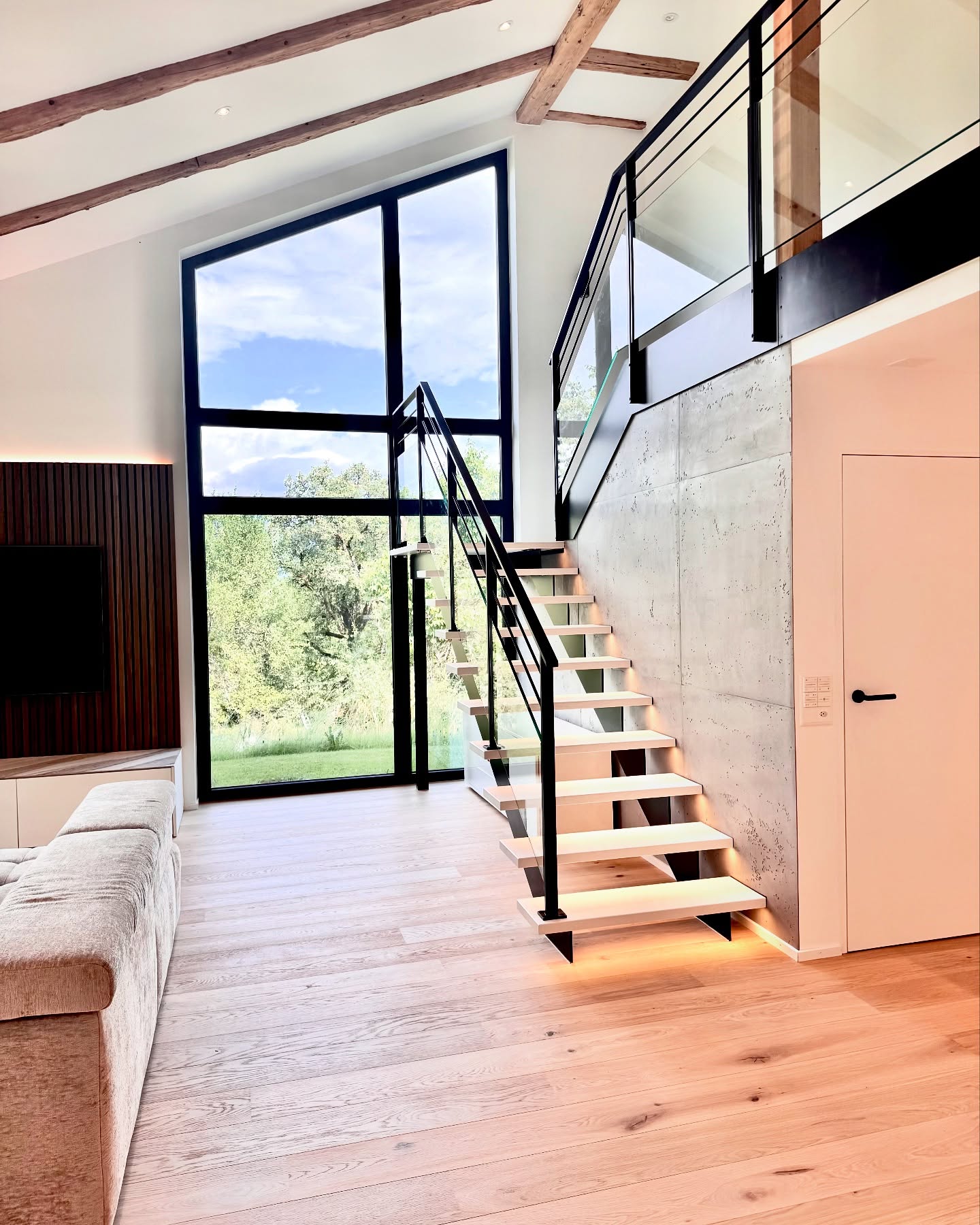 Élément central du projet de rénovation
Cet escalier métallique a été entièrement créé sur mesure pour s’intégrer parfaitement à l’architecture de cette maison récemment rénovée.
Ses marches en bois repeintes en blanc apportent de la légèreté et du contraste, tandis que l’éclairage LED intégré sous chaque marche crée une ambiance chaleureuse en fin de journée, tout en mettant en valeur chaque détail de sa structure.
#EscalierDesign #ArchitectureIntérieure #MaisonRénovée #LumièreIndirecte #MétalEtBois #ProjetSurMesure #DesignContemporain #RénovationMaison