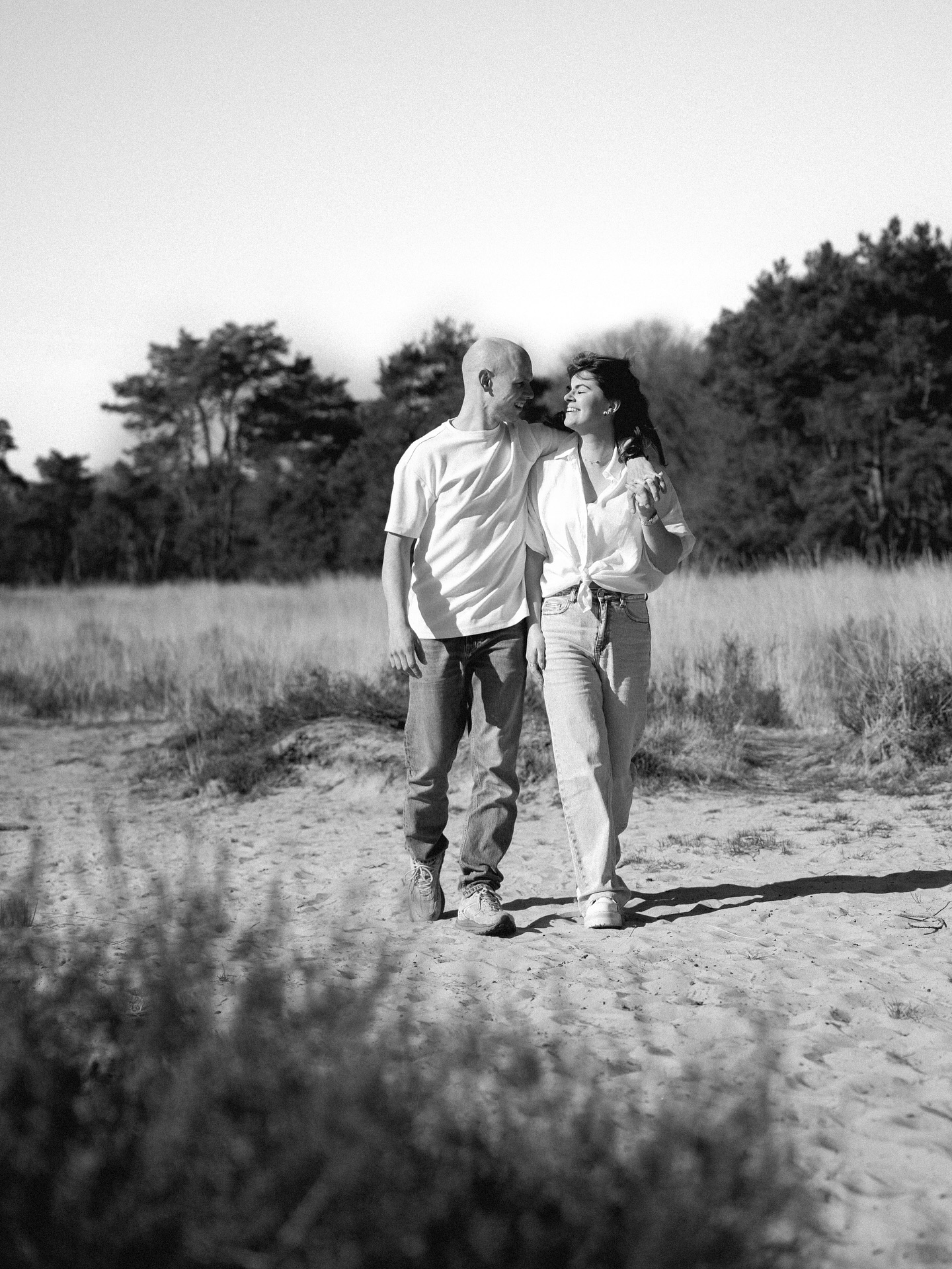 Ik werd op de bruiloft van afgelopen weekend aangetikt door een vriend van de bruidegom. “We zijn echt megablij met de foto’s die je van ons hebt gemaakt, echt niet normaal mooi!”, zei hij tegen me. Ik moest even nadenken, maar toen herkende ik hem. Familie van onze buurtjes, waar ik laatst een hele toffe familieshoot mee had. Zo leuk om dat op zo’n moment dan terug te horen! En hij en zijn vriendin stralen op die foto’s ook echt. Ik bedacht me dat ik van die shoot nog helemaal niks had gedeeld. Dus bij dezen wat kiekjes van Teun en Nada 🤍