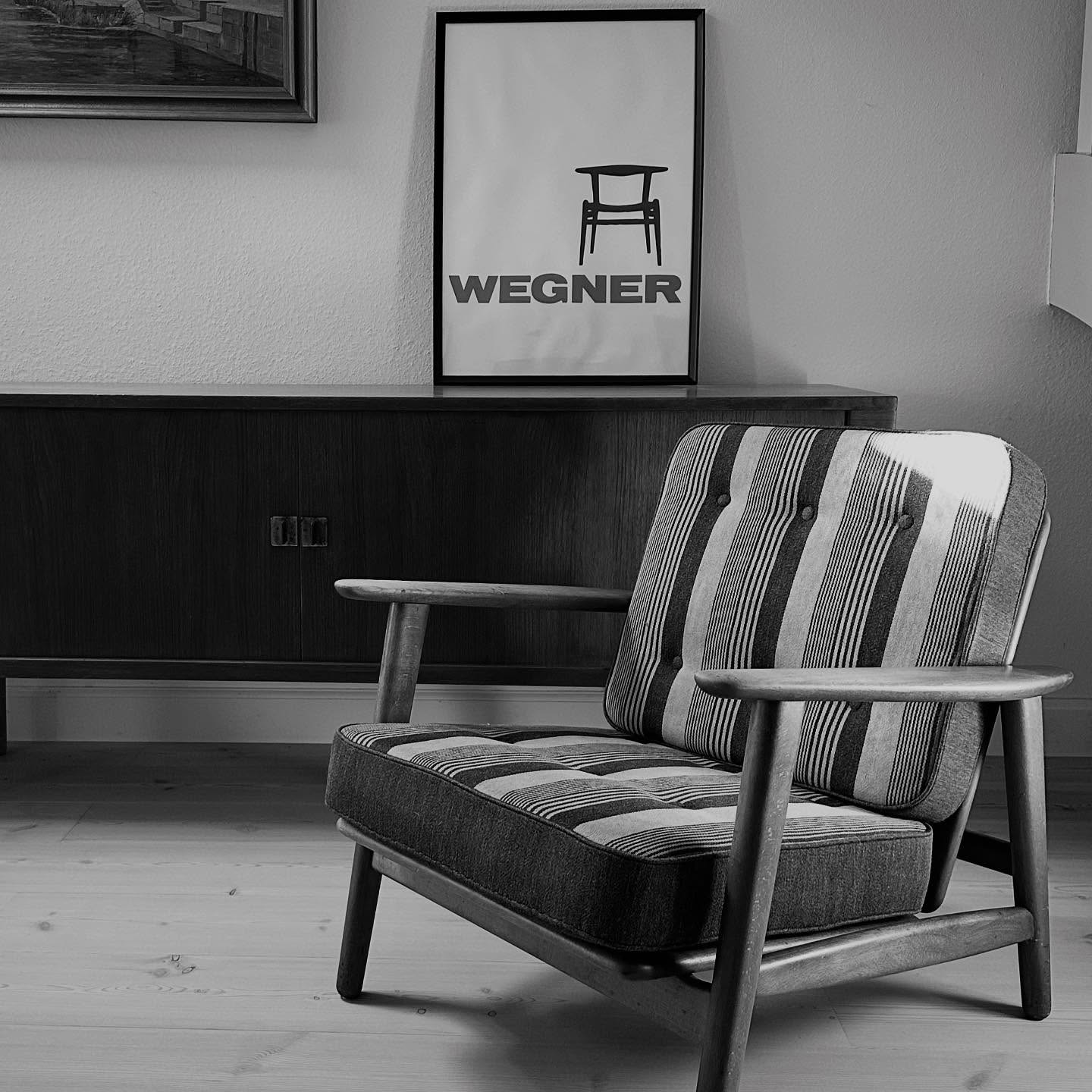 Getama GE233 – funktion, form og fornyelse i én og samme stol
Hos Møbelhuset 2 kan du nu opleve en smuk Hans J. Wegner GE233 hvilestol fra Getama – udført i bejdset bøg og med et gennemtænkt, integreret justeringsbeslag, som gør stolen både fleksibel og komfortabel.
Via et beslag i bundrammen kan både sæde og ryg indstilles i én samlet bevægelse:
Sædet skydes let frem, mens ryggen vipper tilbage – en diskret men genial funktion, der giver brugeren mulighed for at finde sin helt egen hvileposition.
Stolen fremstår med originalt, tofarvet betræk – hynderne kan vendes, så man får et nyt, optisk udtryk alt efter stemning og stil. Det er en elegant detalje, der forlænger stolens liv og forankrer den i Wegners grundidé om funktionel æstetik.
Hans J. Wegner var en af de mest betydningsfulde danske møbelarkitekter og arbejdede tæt med Getama gennem flere årtier. GE233 blev udviklet i 1950’erne og er et godt eksempel på hans evne til at forene ergonomi, håndværk og en rolig, organisk form.
GE233 er ikke bare en stol – det er en påmindelse om, at de bedste møbler ikke blot ses, men mærkes.
Kom og oplev den hos os – og lad dig inspirere af dansk designhistorie i levende form.
#HansJWegner #Getama #GE233 #Møbelhuset2 #DanskDesign #Møbelklassiker #FunktioneltDesign #WegnerDesign #SkandinaviskDesign #Designhistorie #Tønder #VintageMøbler #Kvalitetsmøbler #HvilestolMedHistorie