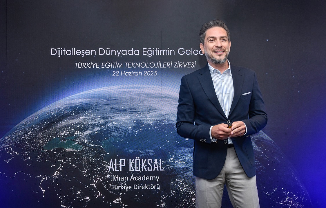Türkiye Cumhuriyeti Millî Eğitim Bakanlığı tarafından düzenlenen Türkiye Eğitim Teknolojileri Zirvesi (TETZ), 2024–2025 Eğitim Öğretim Yılı’nın sona ermesinin ardından, 20–22 Haziran tarihleri arasında İstanbul’da gerçekleştirildi.
Cumhurbaşkanı Recep Tayyip Erdoğan’ın açılış konuşmasıyla başlayan uluslararası zirve, Millî Eğitim Bakanı Yusuf Tekin’in ev sahipliğinde 17 ülkeden Millî Eğitim Bakanları ve resmî temsilcileri bir araya getirdi. Üç gün boyunca, “Eğitimin Geleceği Yapay Zekâ ile Şekilleniyor” teması çerçevesinde düzenlenen 14 oturumda; OpenAI’ın eski GTM Başkanı Zack Kass, Shazam’ın kurucusu Chris Barton, Skype’ın kurucusu Jonas Kjellberg, Yapay Zekâ Eğitim Derneği CEO’su Amanda Bickerstaff, Prof. Dr. Sugatra Mitra ve Prof. Dr. Sinan Canan gibi alanında öncü isimler görüş ve deneyimlerini paylaştı.
Ben de bu kıymetli etkinliğin son oturumunda, kapanış konuşmacısı olarak sahne alma fırsatını bulduğum için mutluyum. “Dijitalleşen Dünyada Eğitimin Geleceği” başlıklı konuşmamda Khan Academy’nin 190 ülkedeki deneyiminden yola çıkarak, dijitalleşen dünyada eğitimin dönüşümünü ve yapay zekânın doğru kullanıldığı takdirde eğitime katabileceği değerleri aktarmaya çalıştım. Aynı zamanda örgün eğitimi destekleyen bir iyi uygulama örneği olarak Khan Academy’nin yapay zekâ destekli öğrenme ve öğretme asistanı Khanmigo’yu tanıtma imkânı yakaladım.
2015 yılında Ankara’da düzenlenen ilk MEB Eğitim Teknolojileri Zirvesi’nde açılış konuşmacısı olarak yer almıştım. Tam on yıl sonra, zirvenin İstanbul’daki ilk buluşmasında bu kez kapanış konuşmasını yapmak benim için özel bir anlam taşıyor. Bu daveti, Khan Academy’nin on yılı aşkın süredir Türkiye’de eğitim sektörüne ve örgün eğitime sunduğu kesintisiz katkıların bir yansıması olarak görüyor; #KhanAcademyTR ekibindeki tüm çalışma arkadaşlarım, eğitim gönüllülerimiz ve destekçilerimizi temsilen bir kez daha sahnede olmaktan da ayrıca gurur duyuyorum. #TETZ2025 ’in gerçekleşmesinde emeği geçen herkese, katkı sunan tüm eğitim paydaşlarına ve öğrenme dolu bu üç günde bizimle olan bütün katılımcılara teşekkür ederim.
#TETZ #MEB #Yeğitek #EğitimTeknolojileri #YapayZeka #eğitimdeyapayzeka #EdTech #EdTechSummit #KhanAcademy