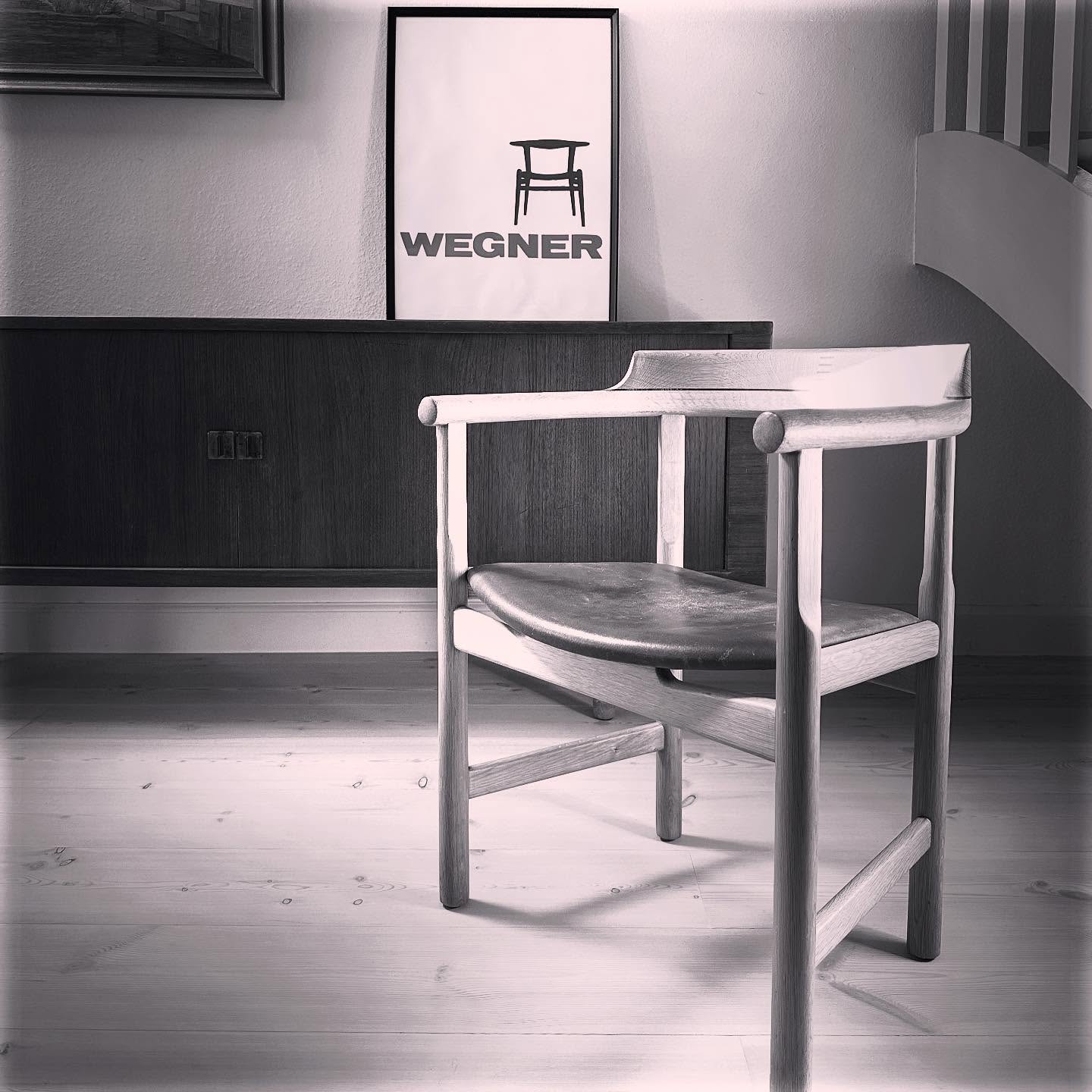 Wegners Captains Chair – designet til havets bevægelse og med sans for detaljen
Hos Møbelhuset 2 har vi netop fået en smuk vintage Hans J. Wegner PP62 Captains Chair i eg – en sjælden stol med både historie og karakter.
Wegner tegnede stolen med henblik på brug ombord på færger, hvor funktion var altafgørende. Den lige ryg var en gennemtænkt løsning: Når stolene stod tæt, og skibet gyngede i høj sø, ville ryggene støde fladt mod hinanden – og dermed minimeres risikoen for ridser og hakker i det smukke træ.
Denne vintageudgave har det enkle kopstykke uden dekorative fræsning – i dag fremstilles modellen med en fræset dekorativ detalje på ydersiden af kopstykket, som giver stolen et mere raffineret udtryk. Begge versioner fortæller om Wegners sans for form, funktion og forfinelse – i hvert eneste lille greb.
Hans J. Wegner skabte over 500 stole i sin karriere og forstod som få at forene det skulpturelle med det praktiske.
Captains Chair er et møbel med ro, retning og rytme – og en hyldest til træets egen poesi.
Kom forbi og oplev denne smukke Wegner-klassiker i virkeligheden.
Designhistorie venter i hver kurve.
#HansJWegner #CaptainsChair #PP62 #Møbelhuset2 #DanskDesign #SkandinaviskDesign #WegnerDesign #VintageDesign #Designhistorie #Møbelskatte #Kvalitetsmøbler #WegnerStol #Tønder