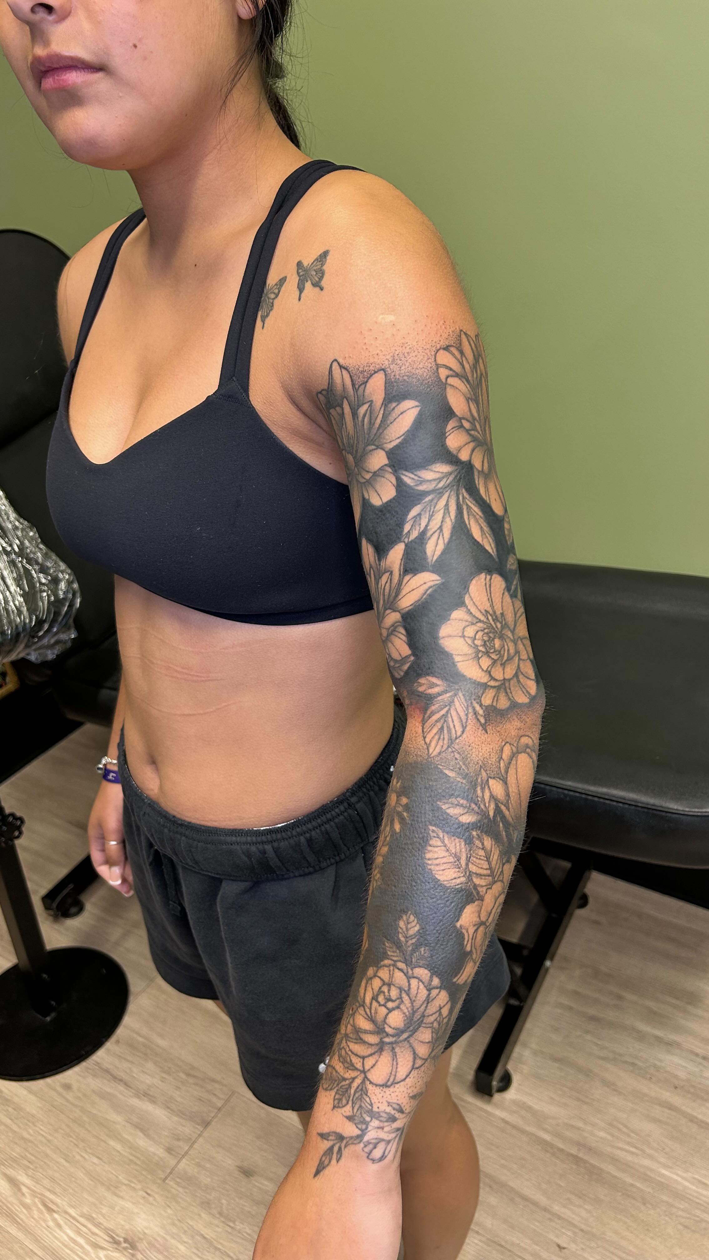 Finished this beautiful custom floral black out sleeve!! Dm me your ideas and let’s get you on the books!!
#sanantoniotattooartist #femaletattooartist #floraltattoo #customtattoo #blackouttattoo