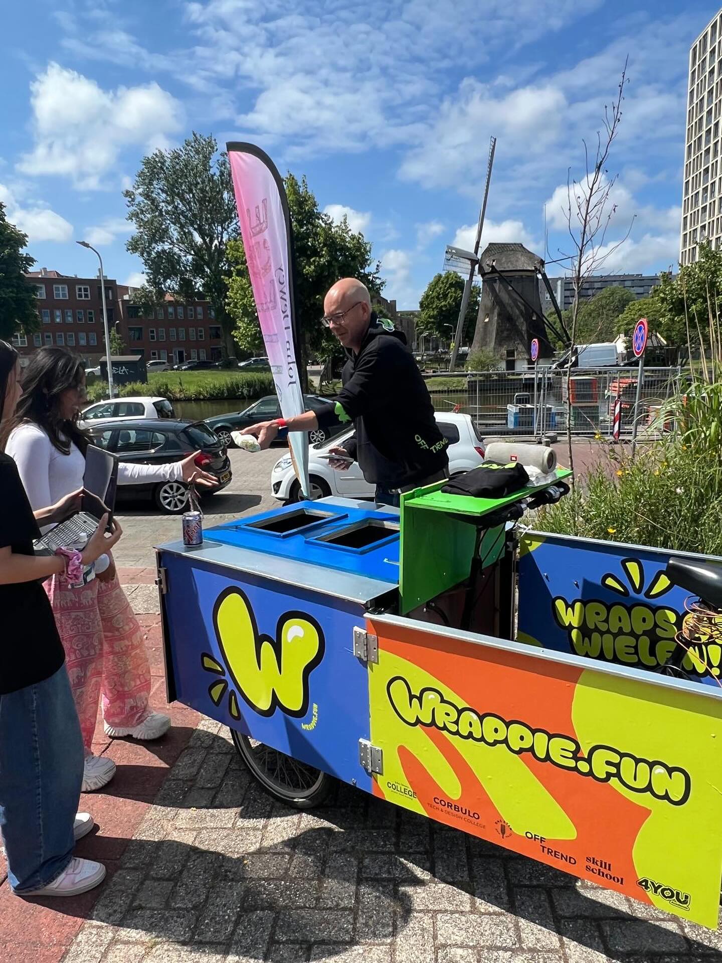 🌯 Zomer = Wrappie-tijd! ☀️
Team Wrappie.fun is deze zomer volop in beweging met heerlijke wraps, vrolijke vibes en mooie mensen! Kom proeven en meegenieten:
📅 20 juni | Bits & Bites
🕔 17:00 – 18:00 | De Carweide, Binckhorst
🥪 Wrap-proeverij met de JDC-jongeren — 3 hapjes per persoon!
📅 6 juli | Zomerfeest Beatrijsstraat
🕑 14:00 – 17:00 | Den Haag
👧🧒 100+ kinderen, veel plezier én natuurlijk... onze wraps!
📅 9 juli | Opening HWP160
🕐 13:00 – 16:00 | Heeswijkplein 160
🎉 Officiële opening met 126 halve wraps – powered by Wrappie!
📅 19 juli | De Buurtcamping
🕕 18:00 – 19:00 | Zuiderpark
🌳 Samen eten op de camping! 200 vega wraps voor buurtgenoten