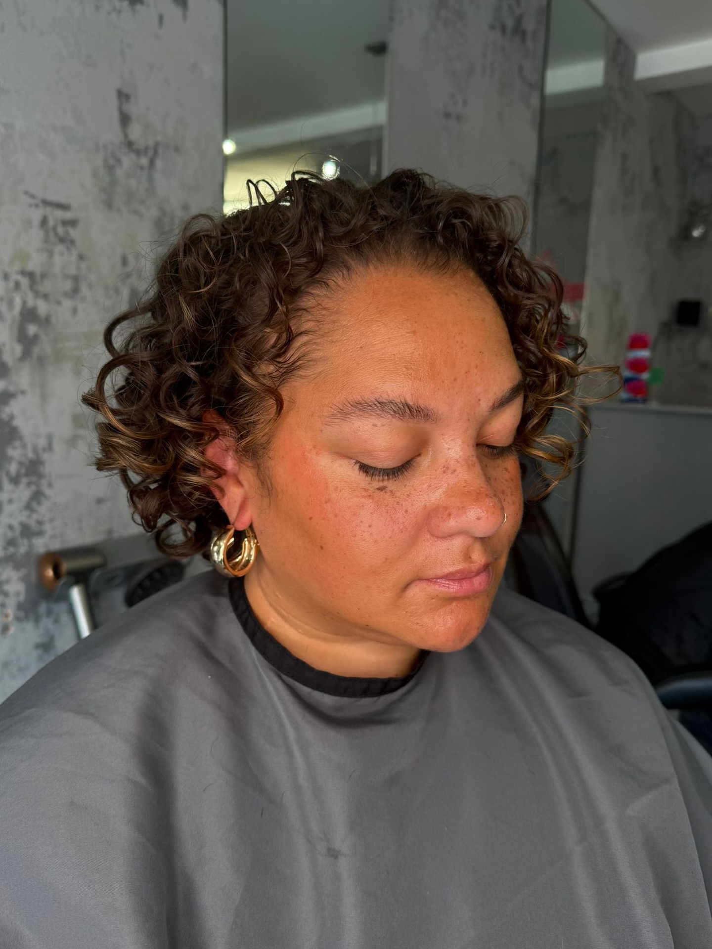 Spotted : @gracefvictory serving healthy curls and cheeky smiles as she gets her hair transformed. Swipe to see the before 🫶🏼
Hair by Izzy x
#curltalk #curlyhairstylist #london #explore