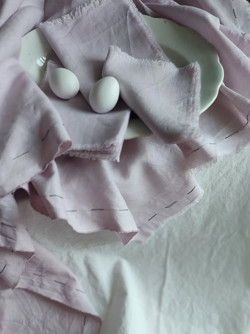 Io ho fatto la tovaglia, le galline il resto.
Tovaglia 100% lino, impunturata e sfrangiata a mano.
Disponibile anche color senape, sabbia e salvia.
#tovaglia
#tovagliato
#tovagliatopersonalizzato
#fattoamano
#milanoshopping
#emporiomikica