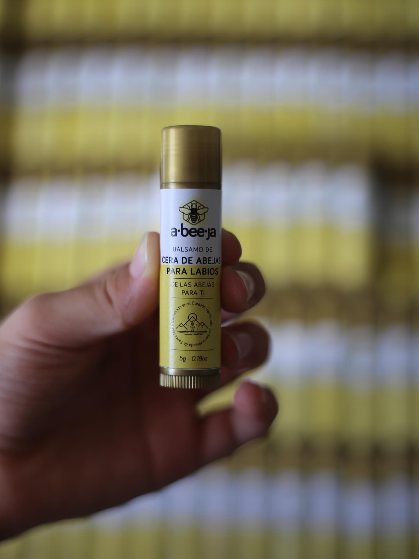 ¡Nuestro bálsamo de cera de abejas es el mejor aliado de papá! 👨🏻 🐝🍯 Hidratante y sin dejar residuo de color, es el regalo perfecto para este dia del padre 🫶