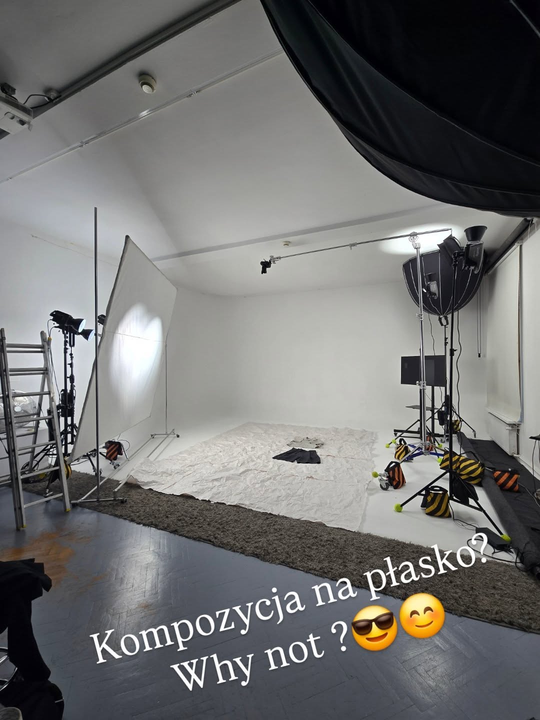 Kompozycja zdjęć na płasko?
W naszym studio to możliwe 😎
@studiostationkrakow
@romuluskr
@cubbylab
@represaca
@urbanczyk.maciek
@slovvorz
@ewka_86
#photo #creative #onset #production #cracow #commercial