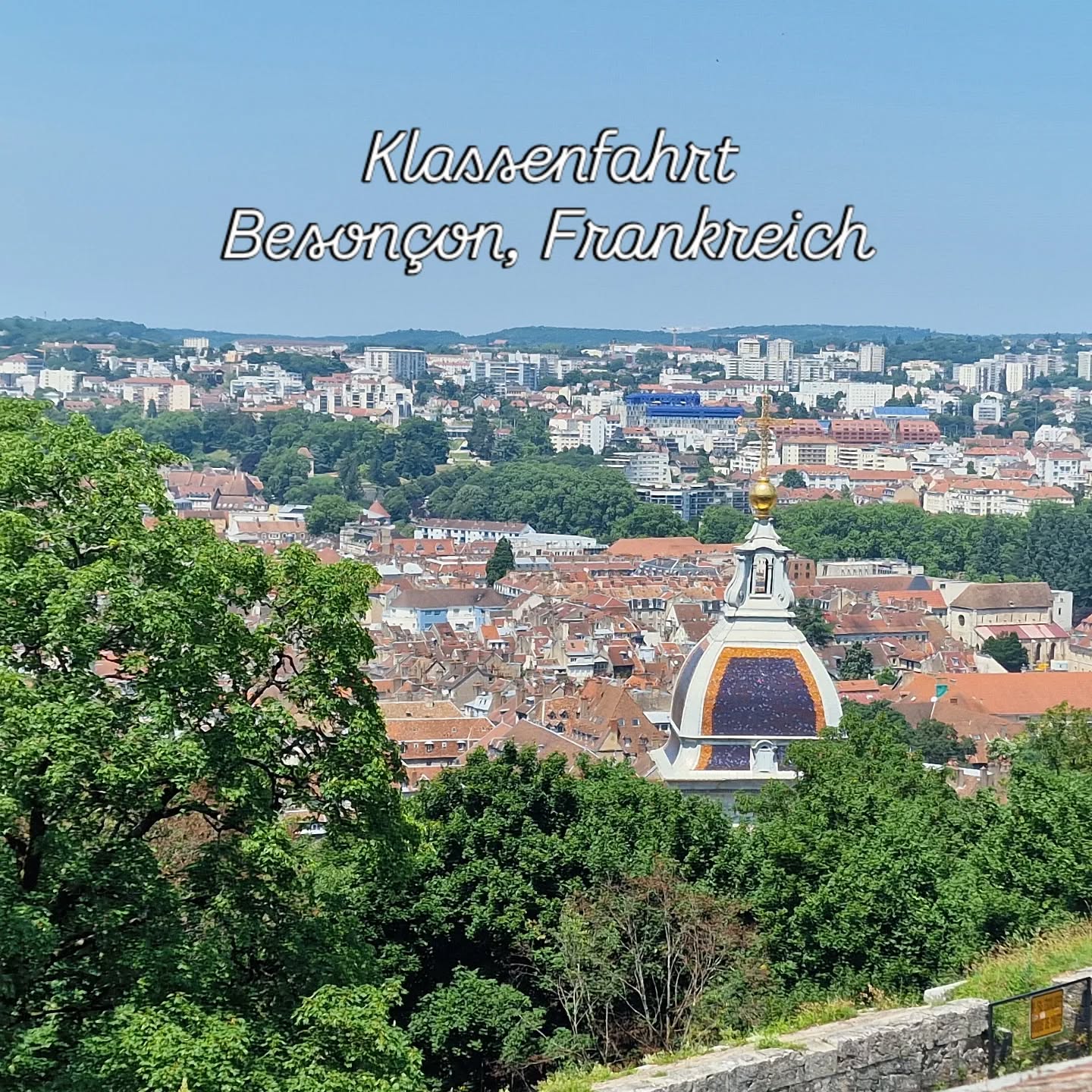 Alle haben gesagt das wird kein Urlaub das ist eine #Klassenfahrt.
Das ist die beste Klassenfahrt die ich je erlebt habe 😃 und es fühlt sich eher wie Urlaub. Wir sind auf einen Campingplatz direkt an der Loue. Von dort fahren wir mit unseren beiden Guides zu verschiedenen Spots um coole Sachen zu machen.
In der Höhle war es eng, kalt, nass und dunkel einige haben ihre Angst davor überwunden 👍
Weiter ging es beim Abseilen. 30 m in die Tiefe ohne Netz und doppelten Boden. Also hatte jeder sein Glück selbst in der Hand.
Gestern durften wir am Felsen in dreier Teams klettern, gesichert mit einem Gurt und einem Seil und am Ende die Klassenkameraden denen man Vertrauen musste.
Die Kinder sind großartig sie wachsen über sich hinaus, wachsen zusammen als Klasse und als Freunde auf die man sich verlassen kann. Es macht Spaß und alle sind füreinander da. #Action #Erlebnis #geoventura #gemeinsamstark #dankbarfüralles