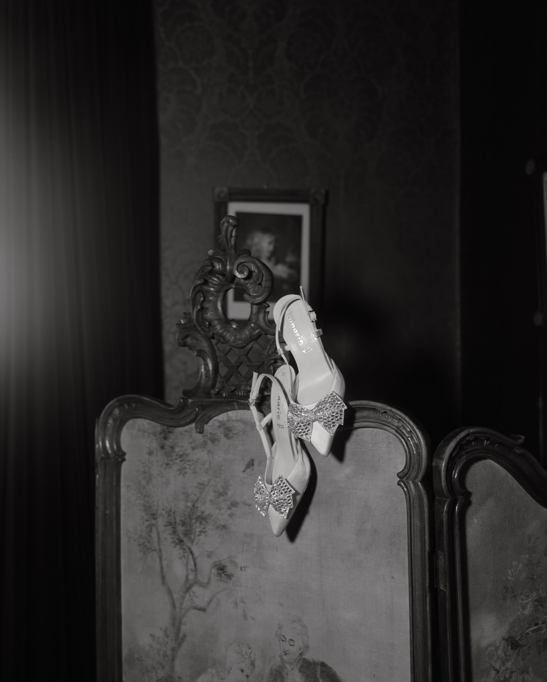 A small glimpse into Schloss Offenberg.
Quiet rooms, soft light, old furniture – and a lot of atmosphere.
Moments of stillness you just want to hold onto.
#weddingphotography #weddingfilm #weddingphotoandfilm #weddinglocation #weddingdetail #schlossoffenberg