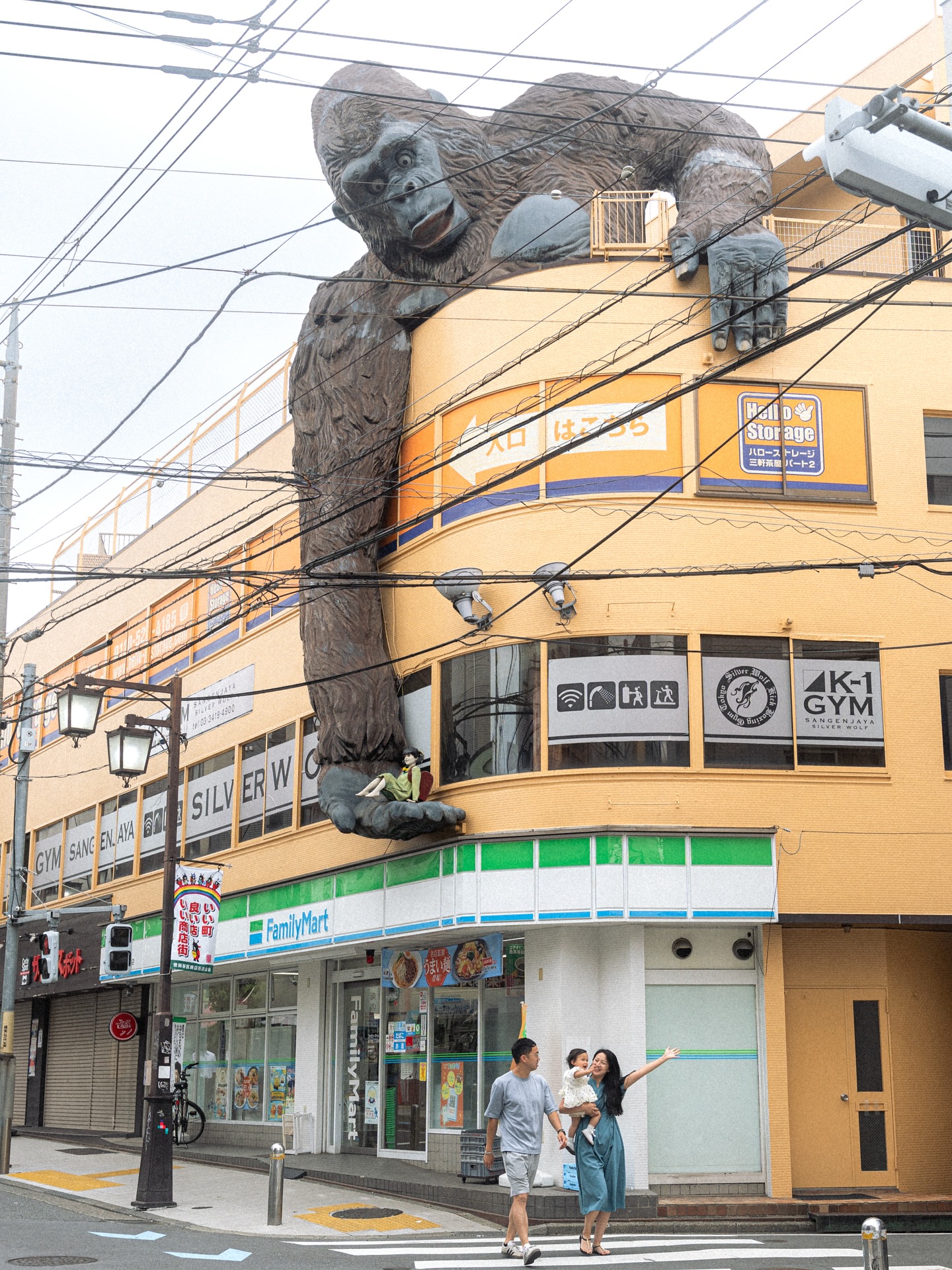 Any visit to Japan isn’t complete if you don’t pop in a convenient store. But what makes this Family Mart extra special is the gentle giant of a gorilla dangling off this 3 story building in SetagayaーTokyo. Have you been here? 🦍
📌Available nationwide
📌Solo/Couple/Family/Proposals/Engagement/Wedding/Events/Real Estate
💌 Bookings are now open! DM to inquire
.
.
.
#portraitphotography #portraitpage #moodyportraits #photographerinjapan #portraitphotographyjapan #photographerintokyo #tokyocouplesphotographer #tokyophotographer #tokyoweddingphotographer #tokyoportrait #フォトグラファー #東京 #ポートレート #ポートレートのセカイ #tokyocameraclub #カメラマン #videographerintokyo #tokyovideographer #familyportrait #familyportraittokyo