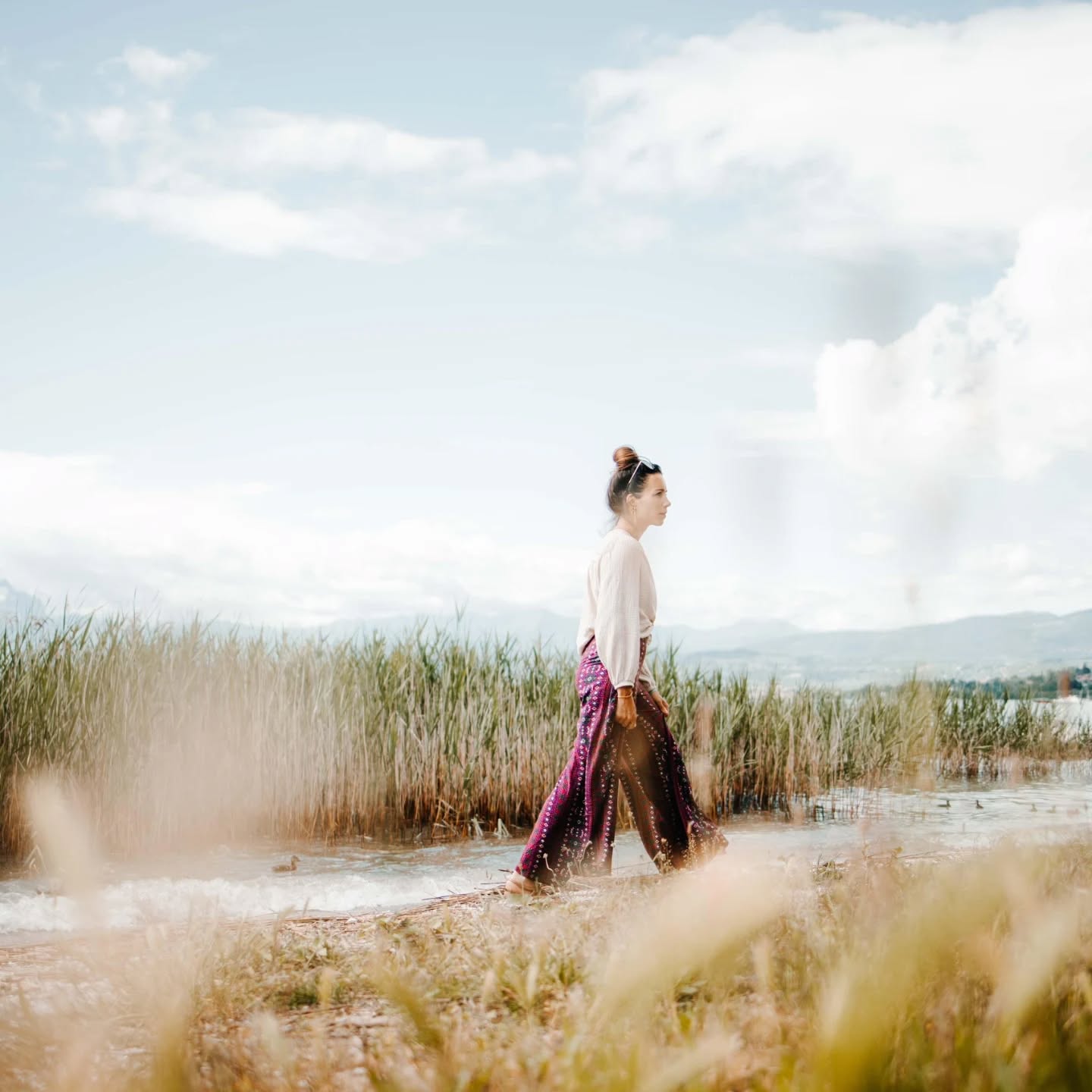 Het pad van het leven,
Die wandel je alleen,
En zo nu en dan mag je die delen,
Met de mooiste mensen om je heen.
Mama stond altijd aan mij zijde,
Ze was er voor me elke dag,
We hadden de mooiste gesprekken,
En deelde samen vaak een lach.
Deze vakantie had een randje van goud,
Want we gingen met een bijzonder doel,
We vervulde haar laatste wens,
Dankbaarheid en liefde dat is wat ik voel.
Je straalt daar nu, aan de waterkant,
Tussen bloemen en in de zon.
Lieve mams straal en voel je vrij,
Je bent meer dan dat ik ooit wensen kon.
🤍💫
Dankjewel lieve familie voor jullie aanwezigheid☀️
#mam #heaven #love #liefde #universum #oneindigeheid #youareinmyheart