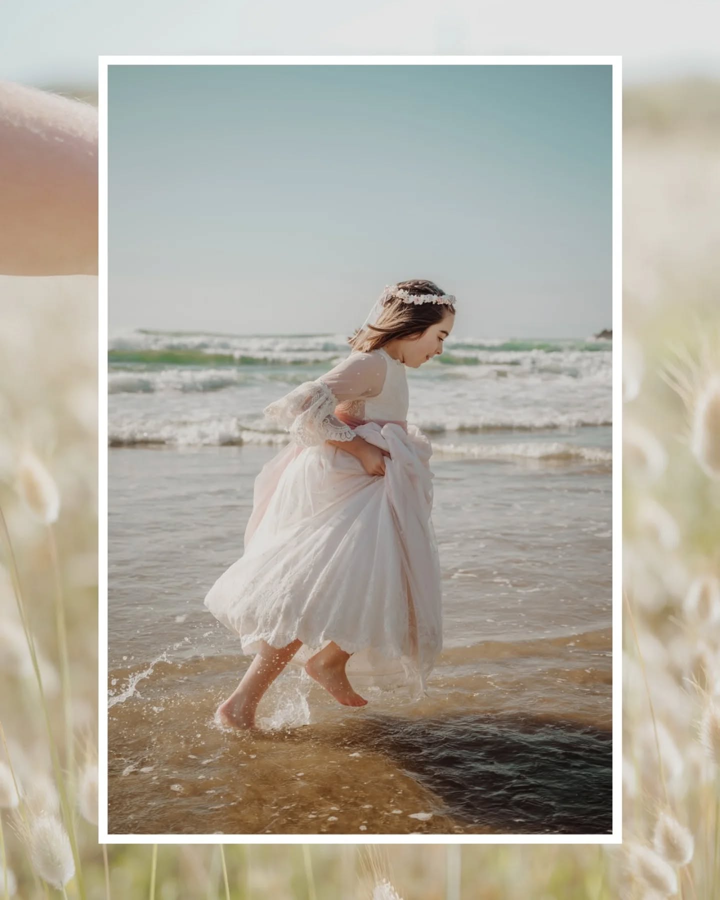Empieza el tiempo de sesiones en el exterior, de atardeceres con sabor a salitre y montaña, temporada de explorar, de melenas al viento y pantalones llenos de tierra, de parejas guapas, pequeños ratoncitos y barrigas al sol.
Despedimos también las comus de este año con muchísimo amor y cariño a todas las familias,pero sobre todo a mis peques ya no tan peques🤍💛
.
.
.
.
.
.
.
.
.#Comunión2025 #FotografíaComunión #NiñasDeComunión #ComuniónEnLaPlaya #RecuerdosBonitos #FotografíaInfantil #ComunionesAsturias #FotógrafaAsturias #FotografíaEnLaPlayaAsturias #MomentosQueQuedan #InfanciaBonita #NaturalLightPhotography #OutdoorChildPhotography #BeachPortraits #FineArtKids #ChildhoodUnplugged #goldenhourmagic