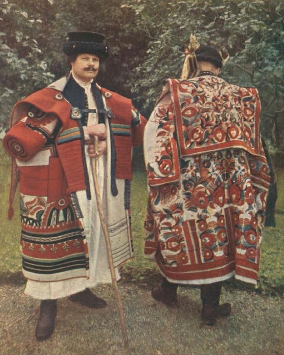 #WednesdayWisdom 💭 Did you know? The traditional Hungarian shepherd’s coat called the 'suba' was more than just protection from the elements. Each suba was hand-embroidered with unique motifs that told a story of where the wearer came from. A wearable map of heritage, identity, and craft. 🧵🌍
#SustainableFashion #HungarianHeritage #SubaStyle #ConsciousDesign #SlowFashion #EthicalDenim #CraftAndCulture