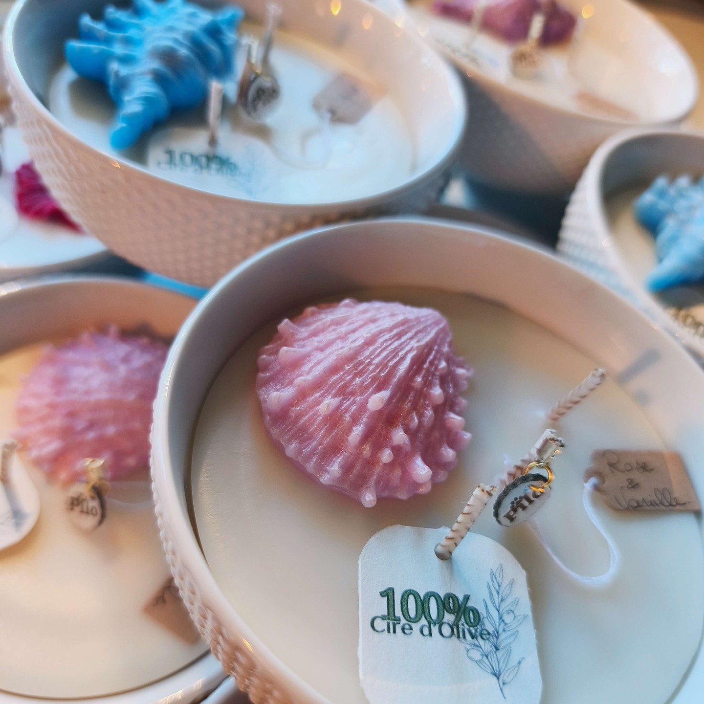 🌟 Laissez-vous emporter par une vague de tranquillité avec notre bougie Hina de Luna. Chaque pièce est une œuvre d'art, mêlant délicatement des sujets de décoration comme des fleurs et des coquillages, le tout en 100% cire d'olive. Une création vegane et cruelty free qui invite à la détente et à la sérénité. Découvrez le plaisir authentique d'un moment pour vous-même tout en respectant notre planète 🌿
Intrigué ? Venez voir par vous-même et laissez votre intérieur s'imprégner de nos fragrances subtiles. Pas encore abonné ? Rejoignez notre communauté pour ne rien manquer de nos nouveautés ! 🕯️
Visitez-nous sur pilocreations.com et explorez notre univers ! 💫 #fragrance #fragrances #cire #bougie #ciredolive #decorationinterieur #vegan #crueltyfree #artisanat #bienetre