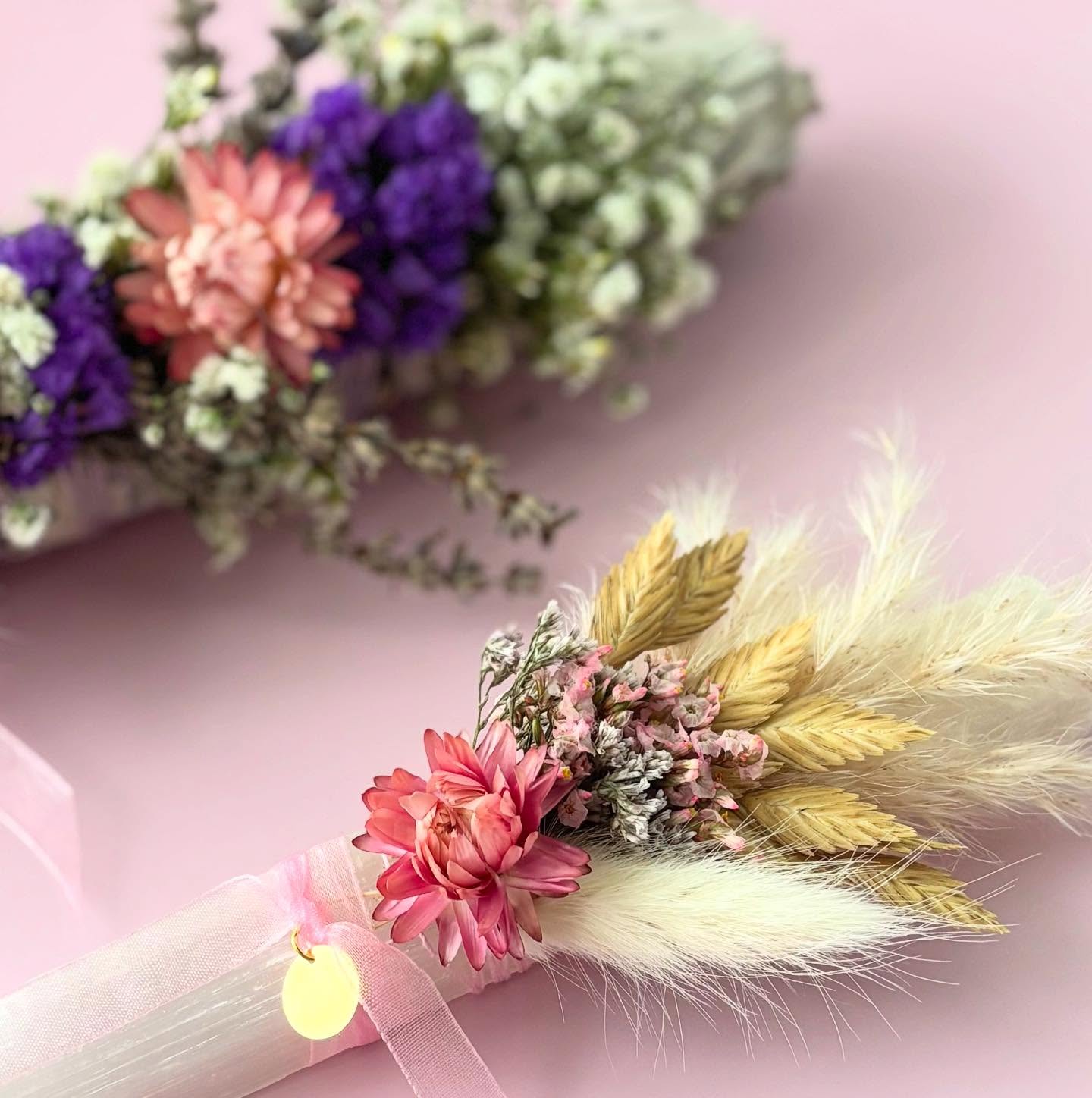 We will have soooo many pretty florals this weekend @charlestonfarmersmarket 💛 Catch us in Marion Square from 8-2 on Saturday! 💛