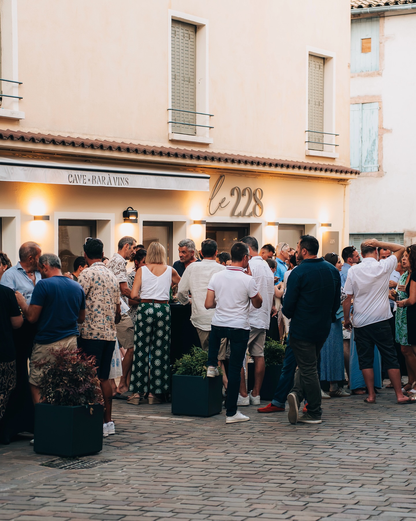 ✨ INAUGURATION – 27.06.2025
Un immense merci à notre famille, nos amis, aux vignerons partenaires, artisans et commerçants d’avoir répondu présents à ce beau moment - et à toutes celles et ceux qui, de près ou de loin, ont contribué à faire naître Le 228.
Le 228, c’est déjà un lieu vivant, un repaire d’épicuriens – et c’est grâce à vous. Merci ! 🍷
📸 @norman.frick
#Le228 #Tournus #VinsdeBourgogne #Baravins #Caviste