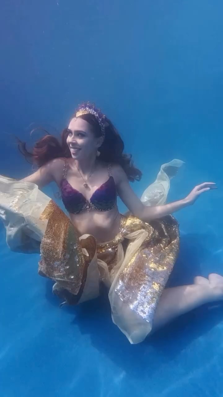The song playing in my head while I’m underwater shooting with the lovely @jayezelga 🎶💦
#MermaidVibes #UnderwaterFlow #LivingTheDream #realmermaid #mermaidtarielle #melbournemermaid #mermaidsarereal #professionalmermaid #mermaidlife #promermaid #underwatermodel #underwatershow #uwphotography