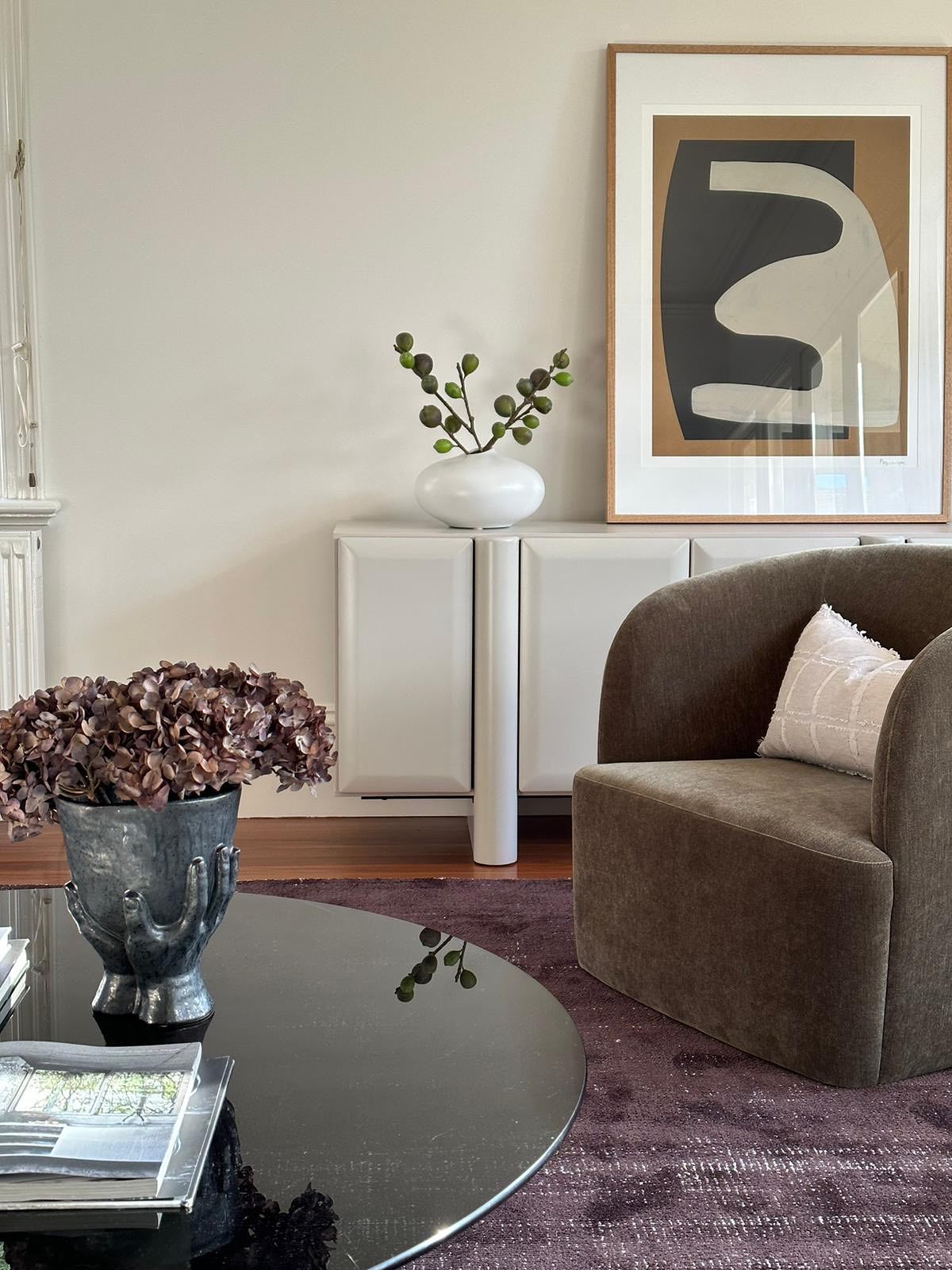 A recent install featuring a curated blend of classic and contemporary pieces to bring a touch of modern to this period home.
Selling Agent: @franharkinbelleproperty
Interior Styling: @auraandforminteriors