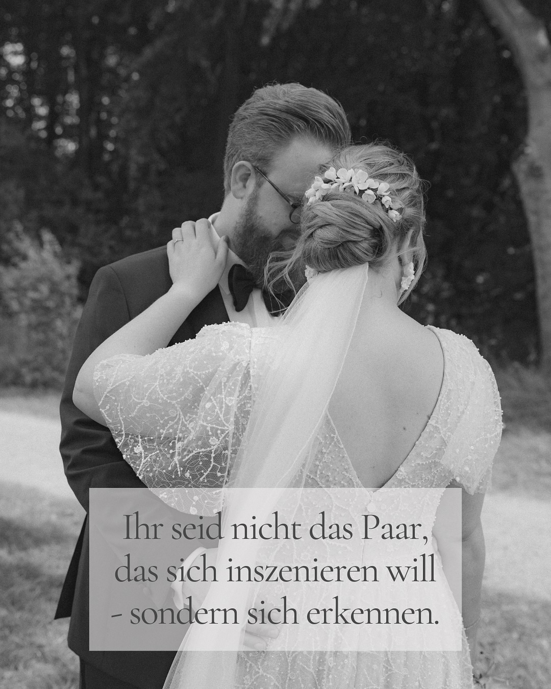 IHR SEID NICHT DAS PAAR, DASS SICH INSZENIEREN- SONDERN SICH ERKENNEN WILL.
Ich lege bei meinen Bildern immer viel Wert auf natürliche Momente. Viele Paare sagen im Vorgespräch zu mir „Wir standen noch nie vor der Kamera und sind wirklich unfotogen.“
Vorab: Bei mir geht es nicht darum fotogen zu sein. Es geht darum echt zu sein. Und sobald ihr euch so fallen lasst, dass es echt ist - entstehen für euch die schönsten Erinnerungen.
Ich gebe nicht jede Pose vor, aber ich leite meine Paare an und bringe sie in die Momente, in denen sie sich wohl und sicher fühlen.
Wenn ihr euch dieses Gefühl auch an eurem Tag wünscht, dann freue ich mich über eine Nachricht über mein Kontaktformular.
Aber wartet nicht zu lang - für 2026 sind schon viele Termine vergeben. ✨