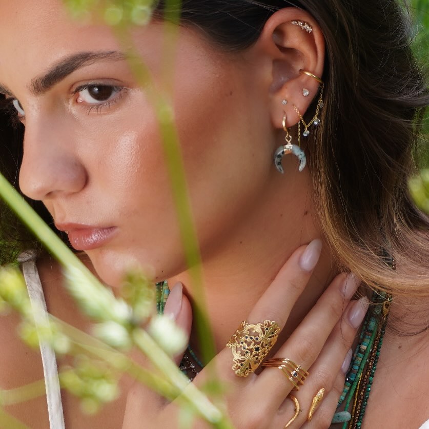 Luminous by nature ✨
✨Entre nature et élégance, l’harmonie se porte aussi en bijoux
#bijoux #bijouxfemme #stylebohème #goldjewelry #earcandy #fashiondetails #modefemme #accessoires #bohochic #slowfashion #schadejewellery #handmadejewelry #paris #montmartreparis