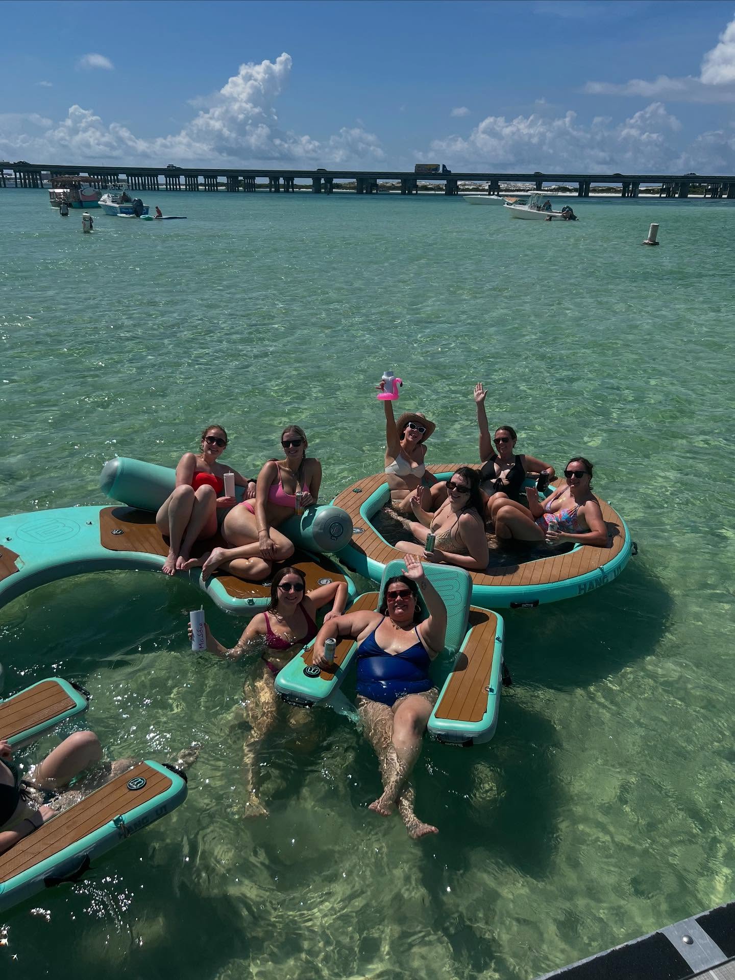 Now included on our larger private boats: the Bote hammock! It’s a great lounger that is perfect for crab island.
📸: @gradyjimmy