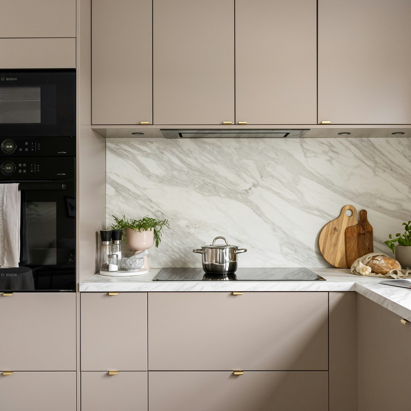 Thinking about real marble for your kitchen? Many shy away from it, but this natural stone only gets better with age. It develops a soft patina that tells the story of a kitchen well-loved. Go for a honed finish and seal it regularly to keep it looking its best. Not for perfectionists, but perfect if you love character and charm. Would you choose real marble?
.
.
.
#carraramarble #marbleworktop #marbleworktops #realmarble #calacattamarble #marblecountertops #marblecountertop #kitchenmaterials #patina