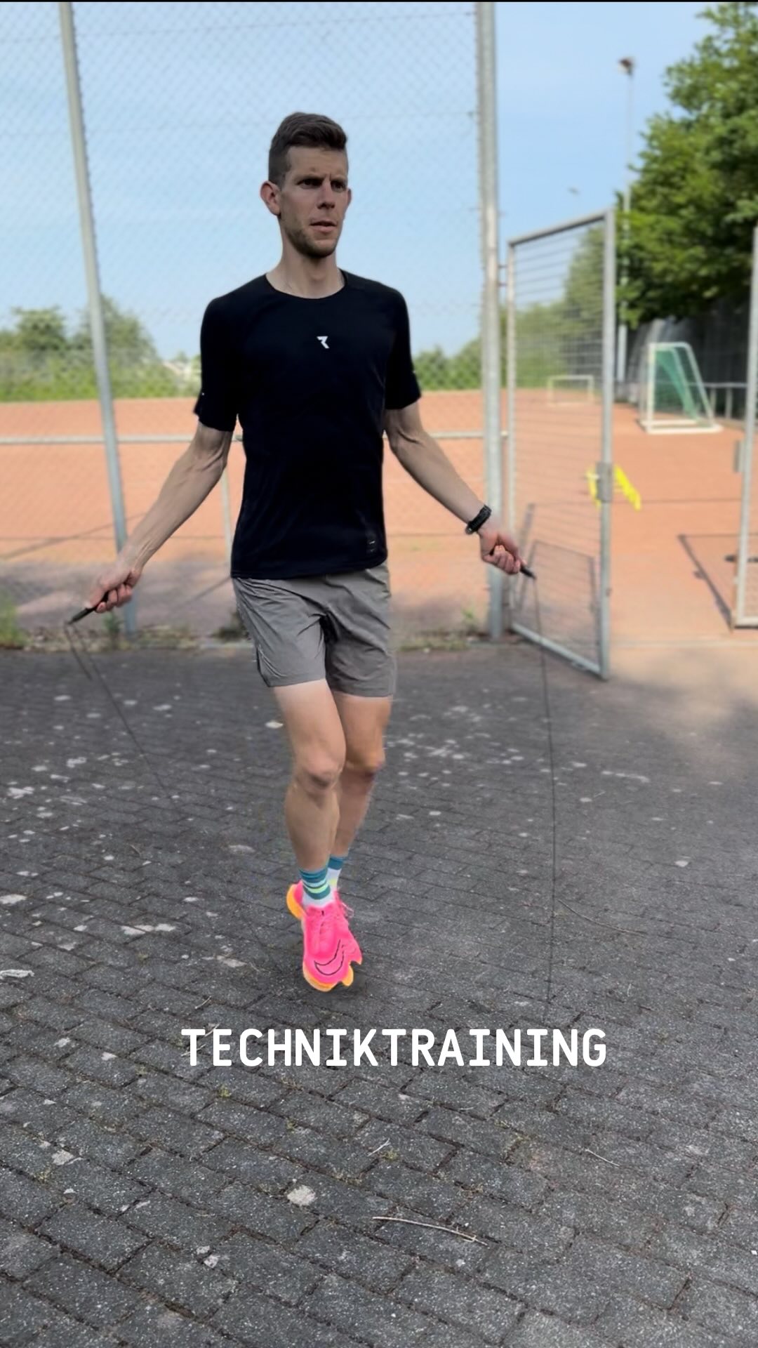 Lauftechnik verbessert nicht nur dein Stil, sondern mach dich effizienter, schneller und verletzungresistenter - gönn dir diese kurze Technik Session regelmäßig 😉
1️⃣ Seilspringen
2️⃣ Rückwärts laufen
3️⃣ Pendelsprünge an der Koordinationsleiter
Abspeichern, nachmachen und viel Spaß 😊 🏃♀️
#running #coaching #laufen