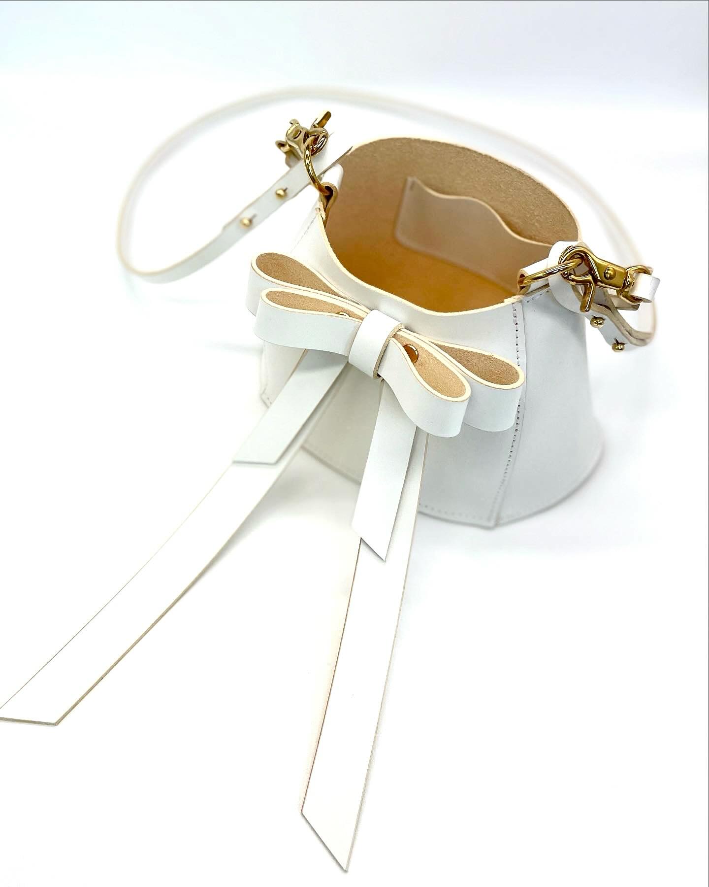 Bridal Collection RUBIN
Bag and Belt
#bridal #ledertasche #brauttasche #brautkollektion #taschenmanufaktur #saarbrücken