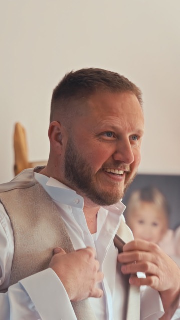 Guillaume, en toute simplicité avant le grand moment 🍻
Avant de dire “oui”, Guillaume s’est préparé chez lui, entouré de ses plus proches amis et de sa famille. Pas de stress, pas de chichi : juste une ambiance détendue, une bière à la main, un morceau de jambon à partager, des éclats de rire, et cette petite excitation qu’on sent doucement monter.
C’est ce genre de scènes, simples mais pleines de vie, que j’aime filmer.
Parce qu’un film de mariage, ce n’est pas seulement la robe, les larmes ou les discours : c’est aussi la camaraderie, les instants vrais entre hommes, ces moments qu’on ne met pas toujours en avant… mais qui disent beaucoup.
Les hommes aussi ont leur place dans l’histoire.
Merci Guillaume pour ta confiance 🙏
#wedding #weddingday #weddinginspiration #mariage #weddingfilm
