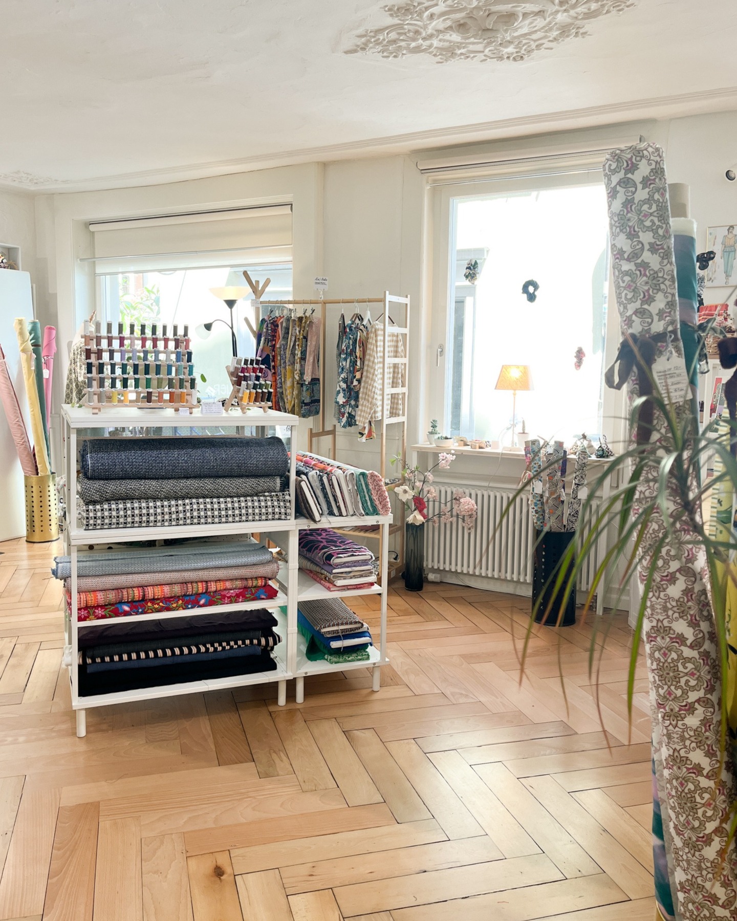 🧷Mein Account ist gerade etwas Instagram-unfreundlich 😅✂️ Gerade passiert so viel – aber mehr im echten Leben als online.
Zwischen Stoffrollen, Stecknadeln und einem Kaffee zu viel sind neue Nähgewichte, frische Nadeletuis entstanden und traumhafte Sommerstoffe eingetroffen. Die Einkaufstaschen stehen noch in der Warteschlange - zuerst kommen immer Kundenaufträge. 🌞✂️ Es gibt auch neue Schnittmuster von Puff and Pencil, Schnittmuster Berlin, Studio Schnittreif und bald kommen wieder die neuen Magazine. 🌿✨🌸🧷
Wer also Lust hat, in Farben zu schwelgen, Stoffe zu streicheln oder einfach mal kurz durchatmen möchte – kommt gern vorbei. Es gibt viel Neues zu entdecken 💛 Ich freue mich auf deinen Besuch im kühlen Atelier. 🐱
#miasatelier #mia #chreis1 #zürich #stoffliebe #handgemacht #nähatelier #nähenmachtglücklich #zürichshopping #slowmade #nadelkissen #stoffeinkaufen #unikate #nähgewichte #nadeletui #sommerstoffe #stofflove #stoffaddict #slowfashion #handmade #unique #stoffladenzürich #stoffladen #fabricplace